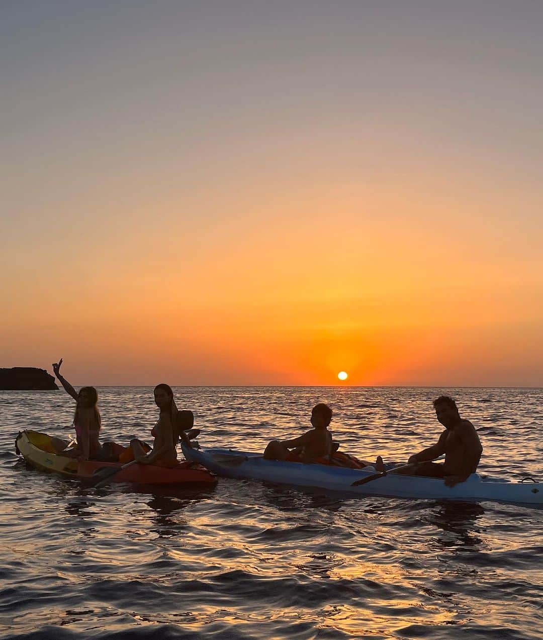 アレッサンドラ・アンブロジオのインスタグラム：「Chasing sunsets… 🌅🛶✨  #kayaking #sunsetlovers #tbt」