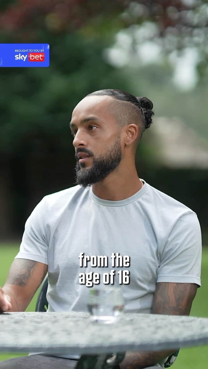 セオ・ウォルコットのインスタグラム：「This week on @wearetheoverlap I went to speak with @theowalcott.  We talked about breaking out at such a young age and being in the England squad at 17 for the World Cup through to his time at Southampton, Arsenal and Everton.   He also had a announcement to make that he wanted to share with us…  Have a watch if you like via the link in my bio 👍」