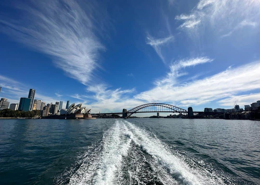 ファラ・ウィリアムズさんのインスタグラム写真 - (ファラ・ウィリアムズInstagram)「🇦🇺   4 days in Sydney, what an unbelievable place! Pinching myself being out here to follow the @lionesses achieve greatness ❤️  Special thanks to @fifa for making it happen!」8月18日 14時40分 - fara44