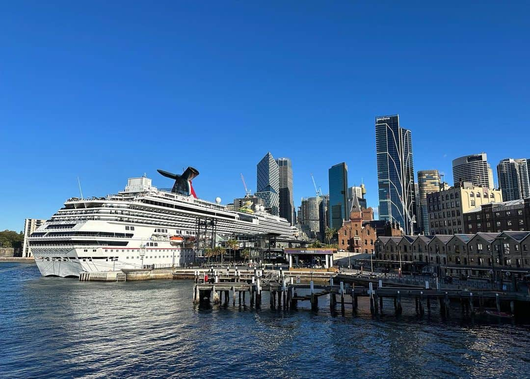 ファラ・ウィリアムズさんのインスタグラム写真 - (ファラ・ウィリアムズInstagram)「🇦🇺   4 days in Sydney, what an unbelievable place! Pinching myself being out here to follow the @lionesses achieve greatness ❤️  Special thanks to @fifa for making it happen!」8月18日 14時40分 - fara44