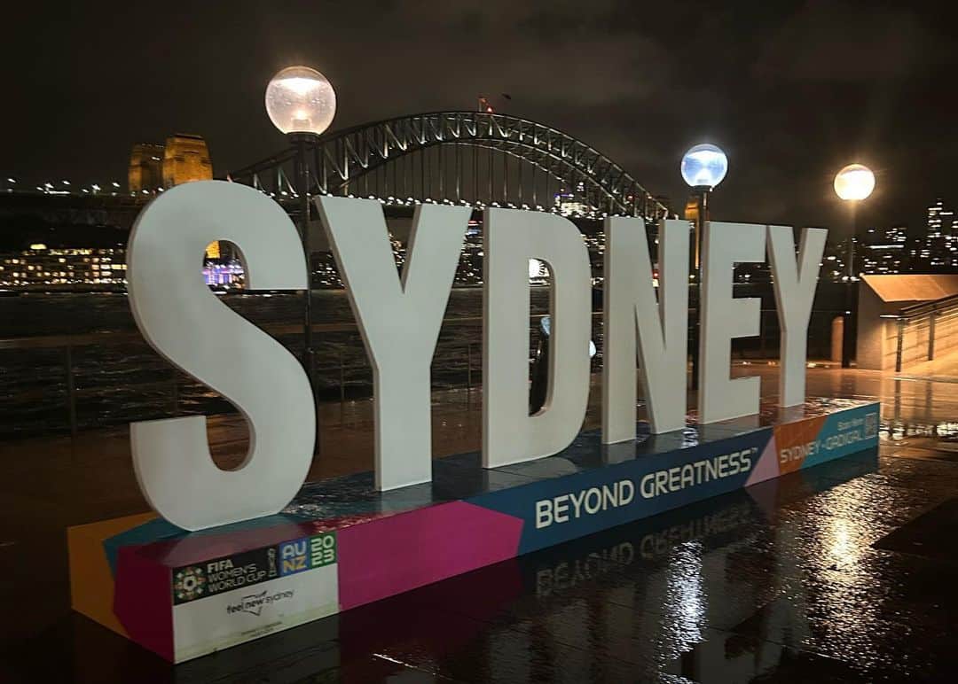ファラ・ウィリアムズさんのインスタグラム写真 - (ファラ・ウィリアムズInstagram)「🇦🇺   4 days in Sydney, what an unbelievable place! Pinching myself being out here to follow the @lionesses achieve greatness ❤️  Special thanks to @fifa for making it happen!」8月18日 14時40分 - fara44