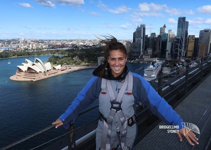 ファラ・ウィリアムズのインスタグラム：「🇦🇺   4 days in Sydney, what an unbelievable place! Pinching myself being out here to follow the @lionesses achieve greatness ❤️  Special thanks to @fifa for making it happen!」