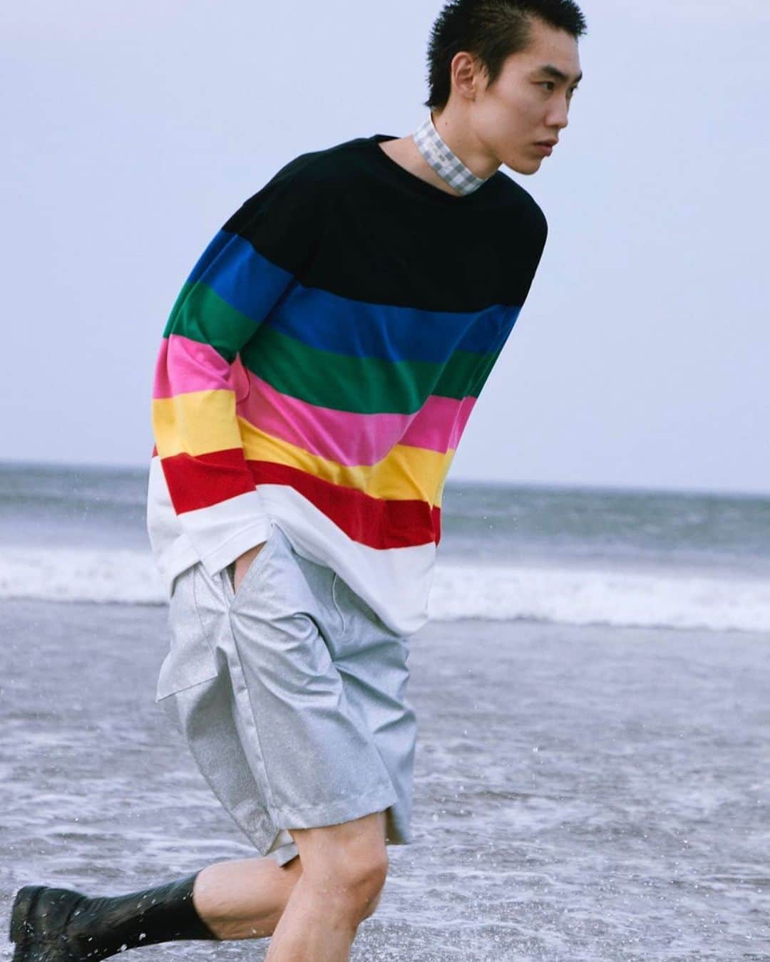のインスタグラム：「TSTS × G.F.G.S.  TEST SAMPLES 08 JUL 2023 SPRING SUMMER 2024 DEPARTURE LOOK 6/12 COLLABORATED WITH @GFGS  デザイナー佐々木拓也氏とパタンナーの井指友里惠氏が立ち上げたTSTS（@tsts_official ） SS24のルックブックが公開され、G.F.G.S.とのコラボ製品も掲載されています。  前回コラボのAW23については 店舗にてお取り扱いいただいています。 --- rroomm(大阪)：(@rroomm_official ) lloomm(京都)：(@lloomm_kyoto_official ) ---  前後身頃に異なる配色を用いTSTSのコンセプトである二面性を表現。 縦長のボディとコンパクトに詰まったボートネック、TSTSオリジナルのユニークなパターンが唯一無二のシルエットを作ります。 前後対称のパターンであるため、前後どちらからでも着用できる2way仕様になっています。  23AMM0001 G.F.G.S. DOUBLE SIDED STRIPED SHIRT 8oz, pure organic cotton 100% ¥33,000 (税込 ¥36,300)  秋以降も東京にお取り扱い店舗が拡大しますので 随時TSTS(@tsts_official )の情報をチェックしてみてください！  #gfgs #border #TSTS #TSTS_official #orderborder #testsample #charliechaplin #surrealistic #fashion #cynical #pop #instafashion #ボーダー #ギンガムチェック #コラボ」