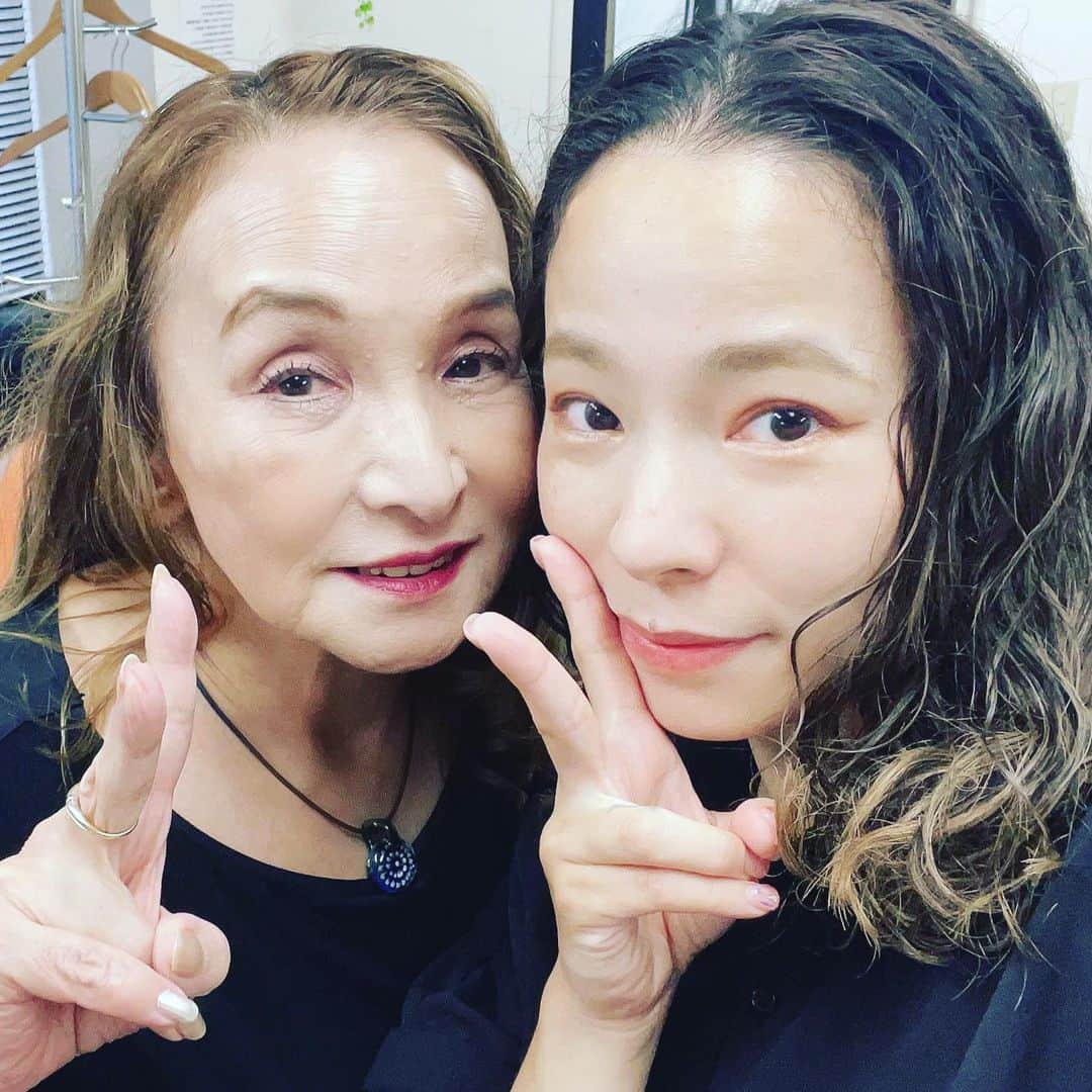 MIKUのインスタグラム：「8.18 HappyBirthday ママ♥️♥️♥️  今日は 大好きなママの 誕生日🥳🥳🥳 私は夜まで仕事で 今日お祝いできないから ちょっと前にエステプレゼント しました🎁✨  ママのおでこって めっちゃ立体的なんだけど、 よく似てるって言われるから きっと私もそうなんだよね🤣 ケラケラ笑いながらのエステタイム、めっちゃ幸せだった♥️  新しい歳も カラダに気をつけて 楽しく過ごしてね♥️  パワフルで かわいくって 尊敬しかないママを 一生こえることは できないだろうなぁって 思ってるから… 私はもっとママに 喜んでもらえるようなことを 一緒にしたいと思ってるよ♥️  本当に本当にいつもありがとう❣️ そして 本当におめでとう🥳🥳🥳  #ママ#誕生日おめでとう #だいすき」