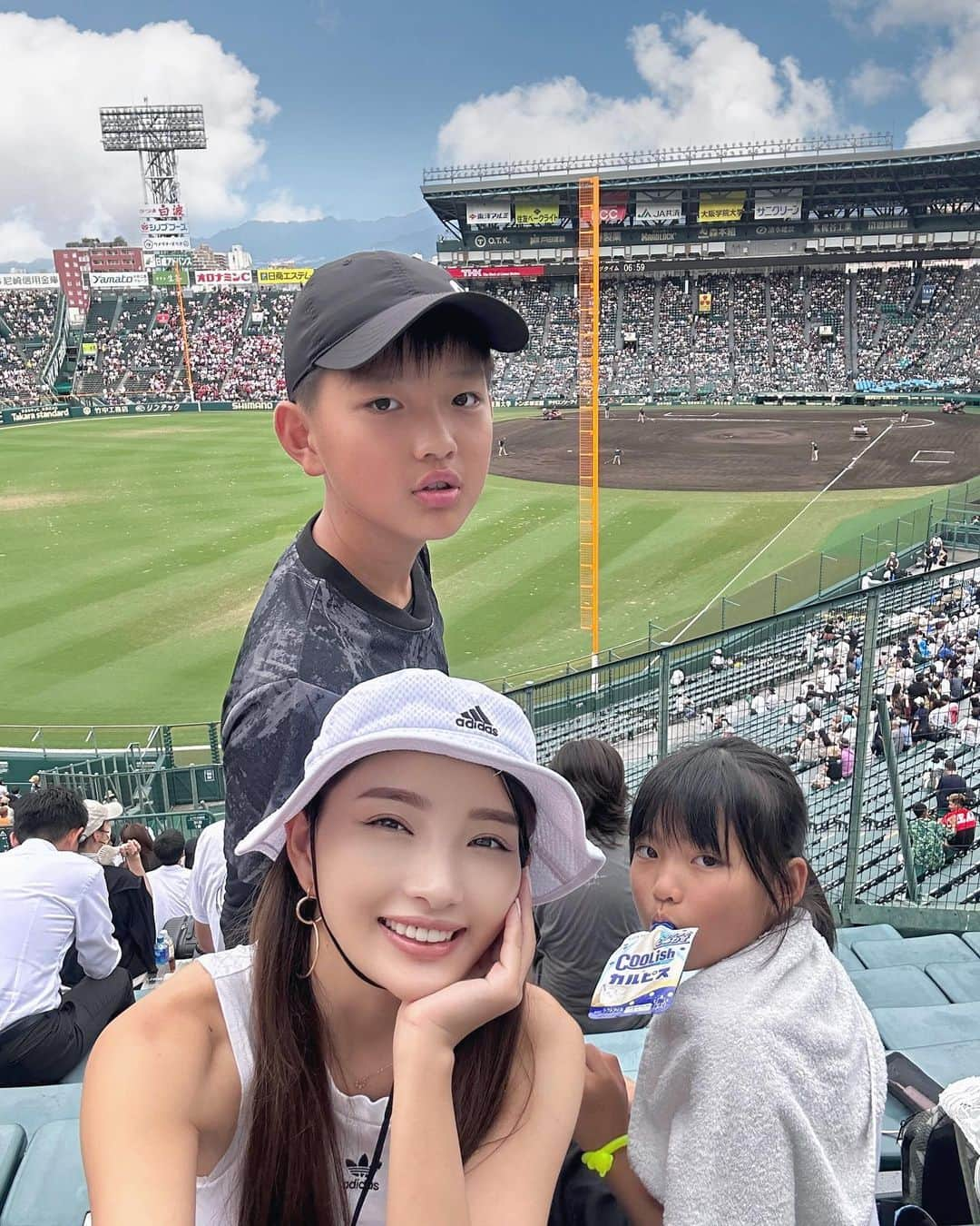 山内智恵のインスタグラム：「おかやま山陽の応援に甲子園へ‼️ 名門校、日大三高との試合に 見事勝利を飾ってくれて 子どもたちもその姿を 目に焼き付けてました😊  "がんばれ‼️"とか 大人がどれだけ言っても 子どもたちには伝わりません  だから "頑張る姿とはこういうこと" 勝っても負けても その姿は美しいということを みせてあげることが 親の役目のように感じます  むねくんは ピアノもやってるし 音楽の才能もあるから 各校吹奏楽の生演奏も聴けて ほんとによかった‼️  おかやま山陽甲子園ベスト8 進出おめでとう🎊  #甲子園2023 #おかやま山陽  🐥 🐥 🐥 ママのプライベート アカウント @chieyamauchi   #山内智恵#mama #子育て」