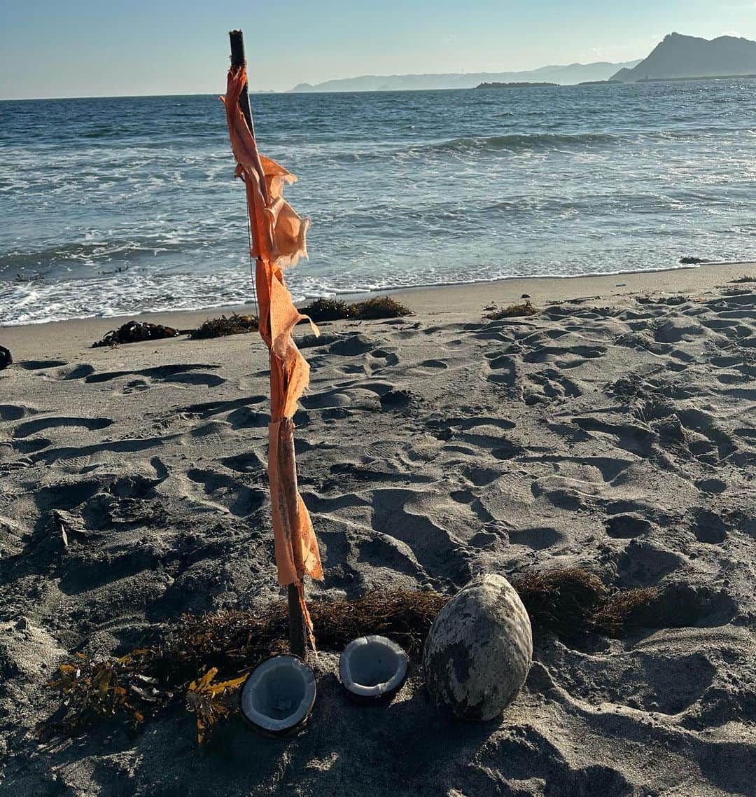 RIKACOさんのインスタグラム写真 - (RIKACOInstagram)「🌈 久々にのんびり夕方までビーチで過ごしました〜次男と甥っ子とまったりしてました😊海で拾った、破れたハタも流れついたココナッツも、台風で流れて来た海藻もなんか素敵なオブジェ😄子供達が小さい頃からやる事は変わらずなんか宝物みたいに飾る😆基地には必要😂👌 . 海が好きだから 海から遠ざからないように エネルギーチャージ出来るようにしてたいね💕 . #海 #エネルギーチャージ #浄化 #環境問題  については海で凄く考えます。 今年はひとつ形に出来そう❗️ 👍」8月18日 14時58分 - rikaco_official
