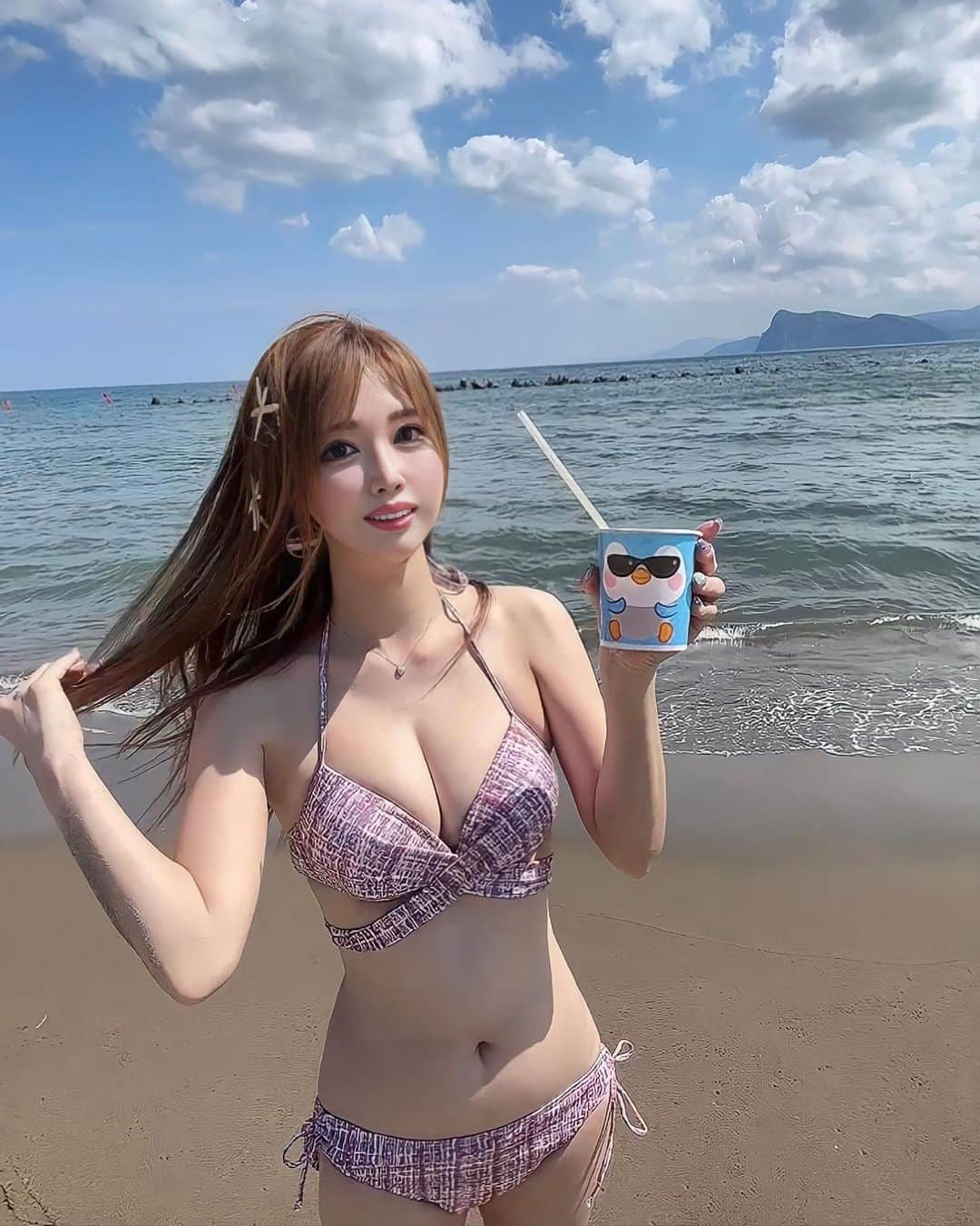 北山美奈のインスタグラム：「この日は暑すぎたのでかき氷🍧🌊 この日の焼そば美味しかった☀️ （3枚目のペンギンと顔が似た🐧） 椅子に座って🪑後ろに転んだので腕と背中は砂だらけになり、そのまま腕に砂ついて写メしてたみたい😐 この日のピアスは同じ店のゆいかちゃんの　@rin_yuika 作品💝 髪飾りのヒトデは @chancoco0321  に貰ったもの💝  #バルセロナグループ #ラウンジ凛 #札幌 #すすきの #ススキノ #キャバクラ #キャバ嬢 #キャバクラ嬢 #ニュークラブ #ニュークラ #ニュークラ嬢 #ホステス #すすきのキャバクラ #すすきのキャバ嬢 #すすきのグルメ#美脚#美乳#おっぱいフェチ #札幌旅行 #美人 #美女 #可愛い #可愛い女の子 #海 #海水浴 #水着 #水着女子 #蘭島 #蘭島海水浴場 #かき氷」