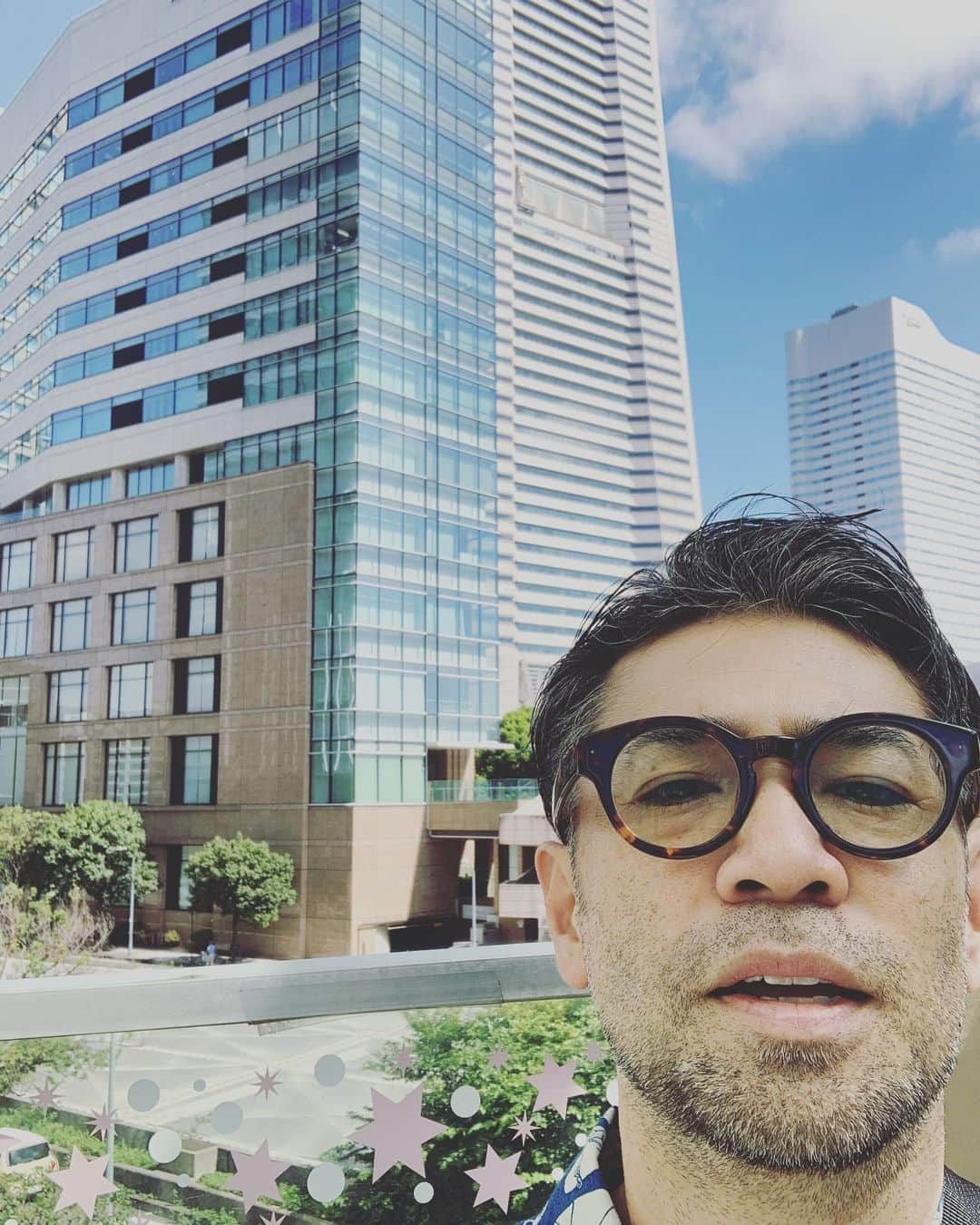 河口恭吾さんのインスタグラム写真 - (河口恭吾Instagram)「FM横浜にてcoastline 84.7の収録。 先週コロナに感染してしまい、1週間ぶりに外出しました。  初日の高熱には参りましたが、解熱剤飲んで何とか乗り切れました。 レコーディング二日間の電車移動以外ほぼどこにも行ってないし、誰とも接触なかったんですけどね。 無事陰性になり、今日からぼちぼちやって行きます。  カフェツアーにぶつからなくて不幸中の幸いでした。  犬のモギーはお隣さんに預かってもらっていました。  さっき引き取ってきたら、いきなり家の中でオシッコ！しかも二回！  叱りましたが、せっかく慣れてきた環境から引き離されて犬なりに頑張っていたのでしょう。 今まで一度も粗相した事が無かったので。  そう考えると申し訳なかったです。  #fm横浜coastline847  #fm横浜　#トーク　#保護犬と暮らそう  #保護犬との暮らし  #保護犬と暮らす  #保護犬という選択を」8月18日 15時01分 - kawaguchikyogo