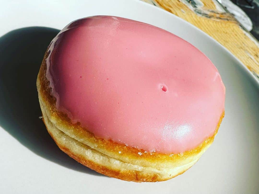 ニック・フロストのインスタグラム：「This was the hi-light of today. Sat at a cafe next to a lake, deep in a huge forest. It was so super tasty and naughty. It had jam in the middle. I smashed it. So hard.」