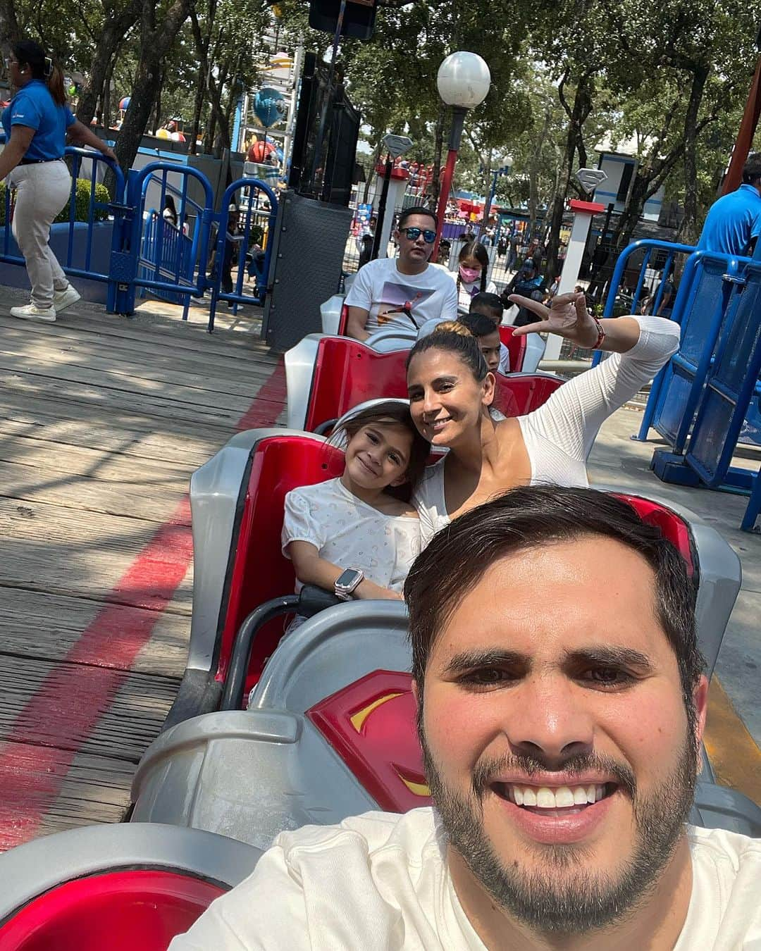 イヴァン・ガルシアさんのインスタグラム写真 - (イヴァン・ガルシアInstagram)「@sixflagsmexico en #familia ❤️ @paolaespinosaof   Estoy sorprendido de lo valiente que eres mi niña hermosa , no dejas de sorprenderme ❤️😍」8月19日 1時51分 - ivangarciapollo