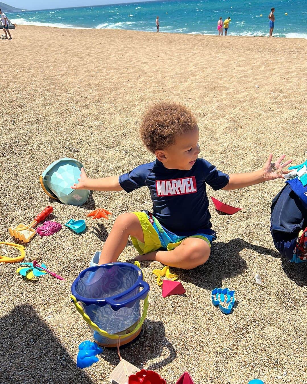 のインスタグラム：「HAPPY HAPPY BIRTHDAY to our favorite sour patch baby! The joy and smiles this little boy brings to this world is unmatched. We love you so so so much our little hungry hungry hippo. I pray that you never lose your sense of adventure and that you hold our hands until the end of time! DANCE PARTY TIME 💛🎉」