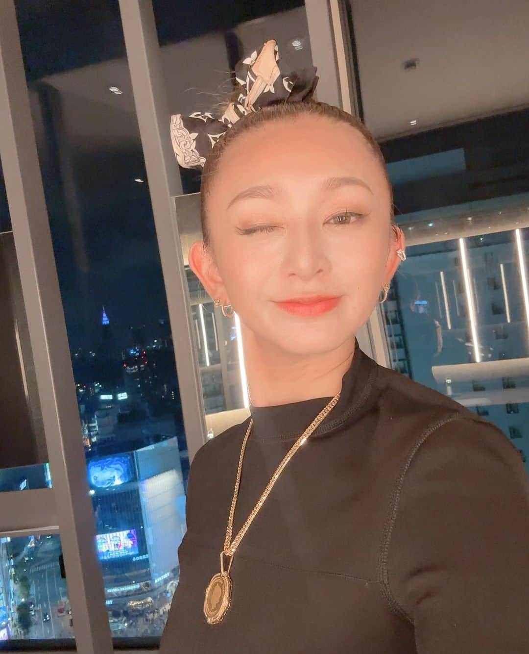 DJ JUICYのインスタグラム：「はい🙋🏻‍♀️  息子が産まれてから、、、  もう、、ここ数年、、、  ずっとヘアースタイルはアップばかり...  美容院に行った日しか、ダウンスタイルする事がなくなってる...🤦🏻‍♀️💦💦  暑い、邪魔、ブローするのがめんどくさい😫😫😫💦  頑張ろ...泣き🤦🏻‍♀️💦💦  先日! 兄貴 @souki_land 主催の🚗partyでDJをさせてもらいました🎶🍾  新しく履き下ろしたLVのスニーカー👟  渋谷駅で５人くらいに、後ろの踵部分踏まれました...🥲🥲🥲  うん、、、  まぁ、、、しょうがないよね、、、🙁  このデザインだから、、、😭😭😭  でも。。。。  前から踏まれるより、後ろから踏まれると、、、ちょっとイラッとしちゃった自分がいた、、😮‍💨😮‍💨😮‍💨  すいません🙇‍♀️🙇‍♀️🙇‍♀️   その人達も悪気ないのに、、、  そう、、、このデザインは仕方ない💦  写真では、伝わらないけど、、、  マジで モッコリしてるのよ、、、🥺🥺🥺😆  そして、サンセットタイムのCÉ LA VI もなかなか良かった😚✨  息子は👶🏻、、、❣️  ポンポン連続で空くシャンパンリレーを不思議そうに見て👀　 🍾🍾🍾🍾🍾🍾🍾🍾🍾✨  お姉ちゃん達が登場するから+@はしゃいでいました😝😝😝😝💓  そして @djmanami マナミの事を、ナマミって言いながら追いかけ回してました🤣🤣  #渋谷#クラブ#celavitokyo  #DJ#アニバーサリー#パーティー #シャンパン#オンパレード#バブリーなお#party」