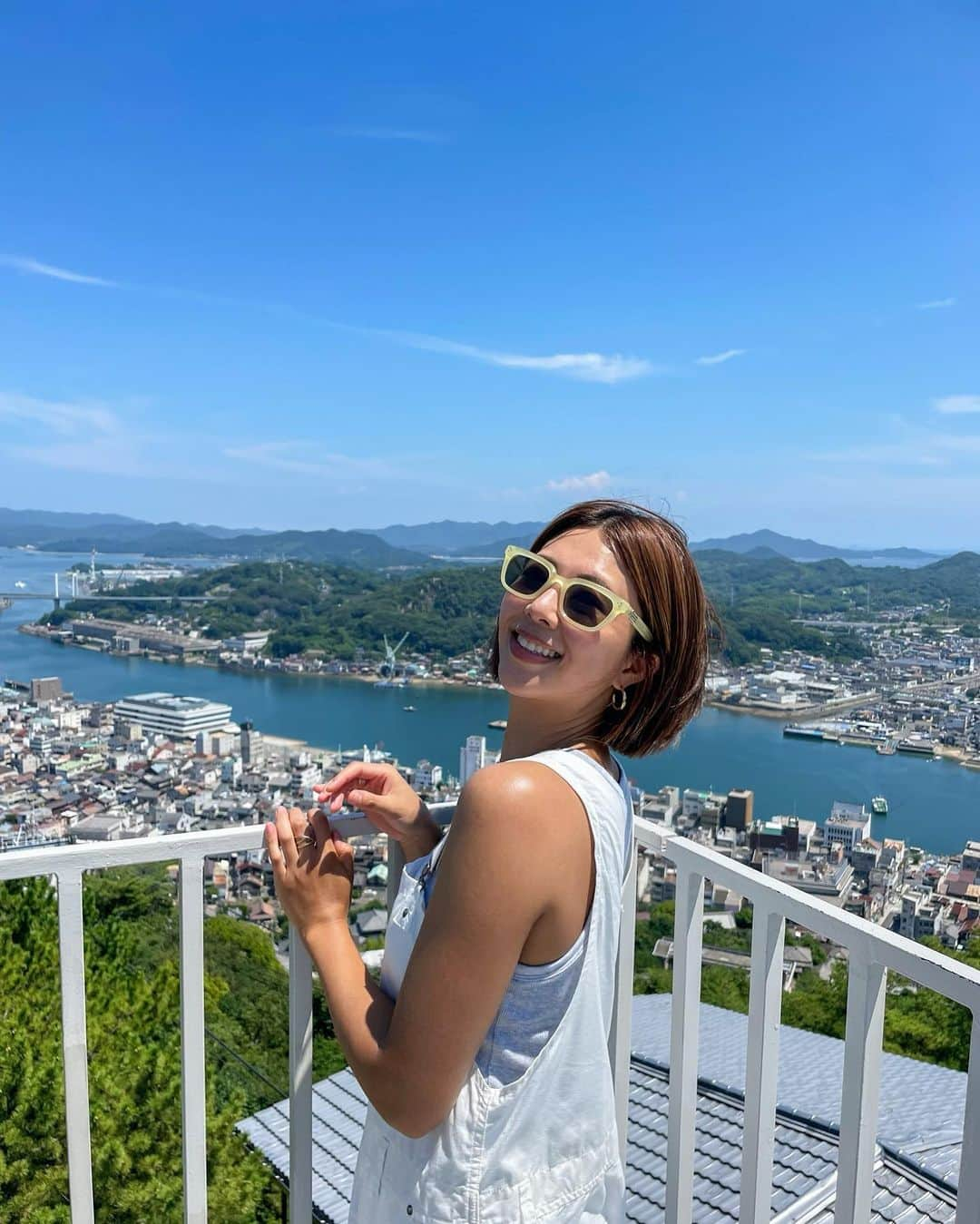 吉田夏海のインスタグラム：「尾道観光🌼  千光寺ロープウェイに乗って展望台まで行ってきました☺️  尾道の街並みを一望できる景色が綺麗すぎた✨✨✨  ずっと眺めてたら顔がめちゃくちゃ焼けてヒリヒリしちゃってピンチだったよ😂w  千光寺には👶がベビーカーで爆睡しちゃってて階段降りなきゃ行けないところだからさすがに諦めたんだが行きたかったところだからまたリベンジしたいなぁ🥺💭  ロープウェイ乗り場とか尾道の商店街の街並みって龍が如くで見てたからテンションあがった🤭🔥  初めて行く場所ってワクワクするから好き🫶  #trip #onomichi #hiroshima #尾道観光 #女子旅」