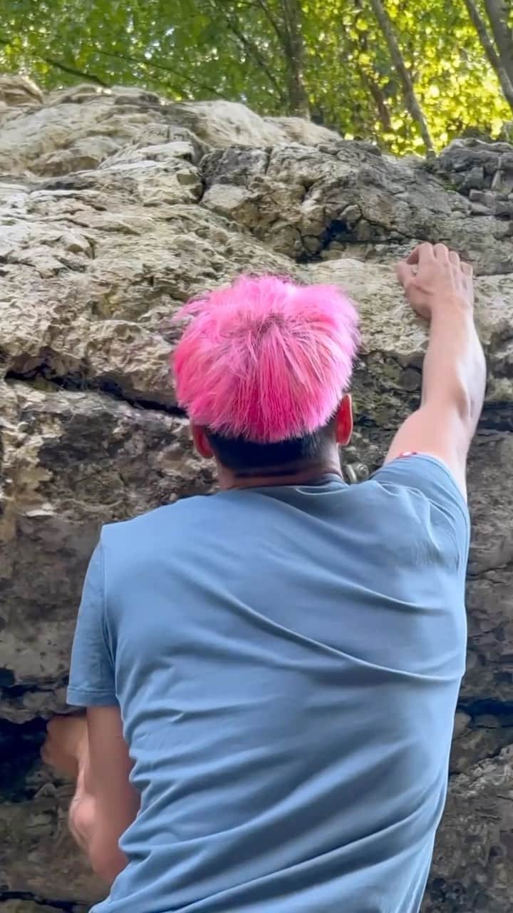 イェルネイ・クルーダーのインスタグラム：「The climbing legend @kruderjernej has a fondness for pink💗😉 What's your favorite color for our Foodie?🙃🤘 #snowmonkeyflask」