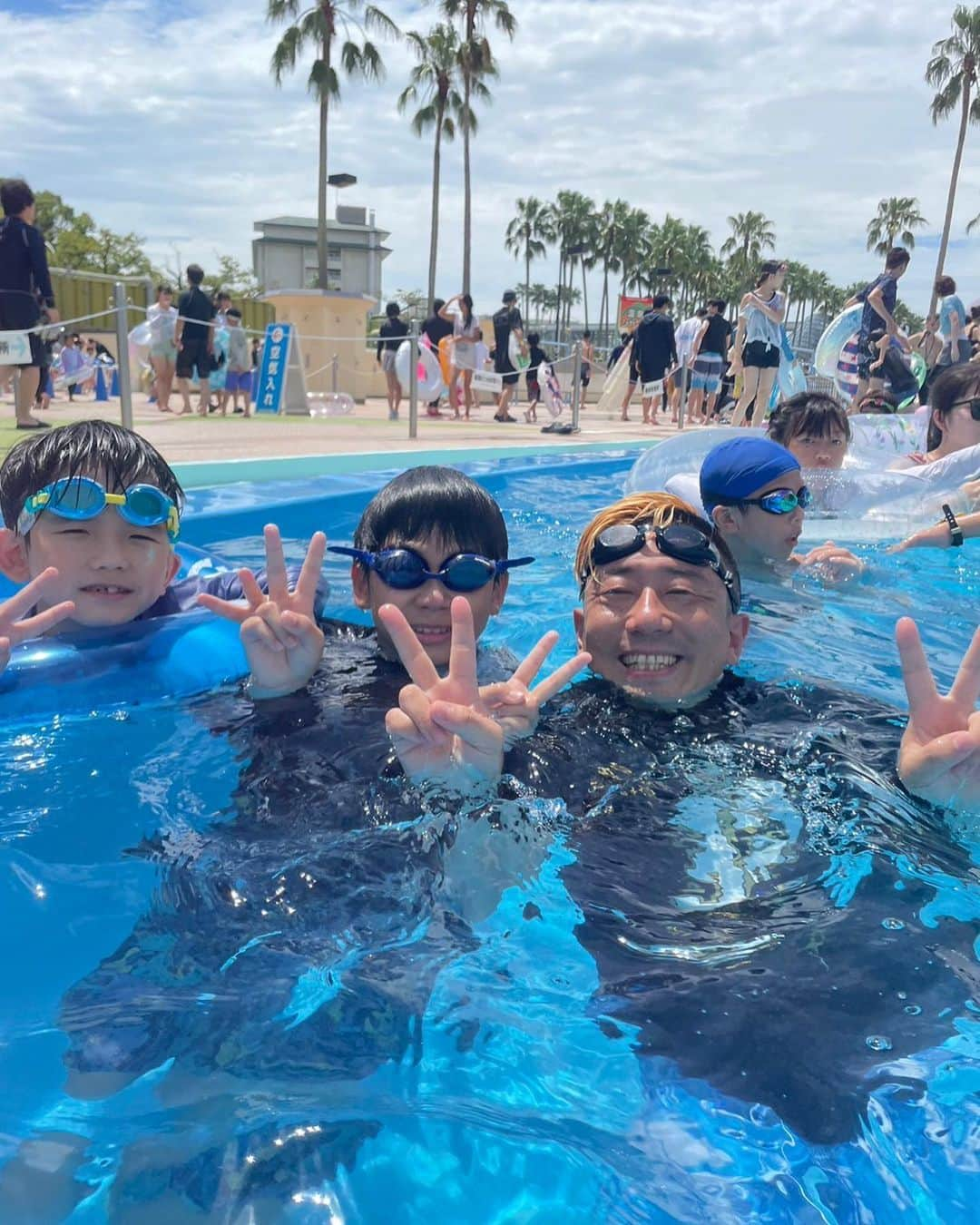 小林拓一郎のインスタグラム：「夏の思い出  #長島ジャンボ海水プール」