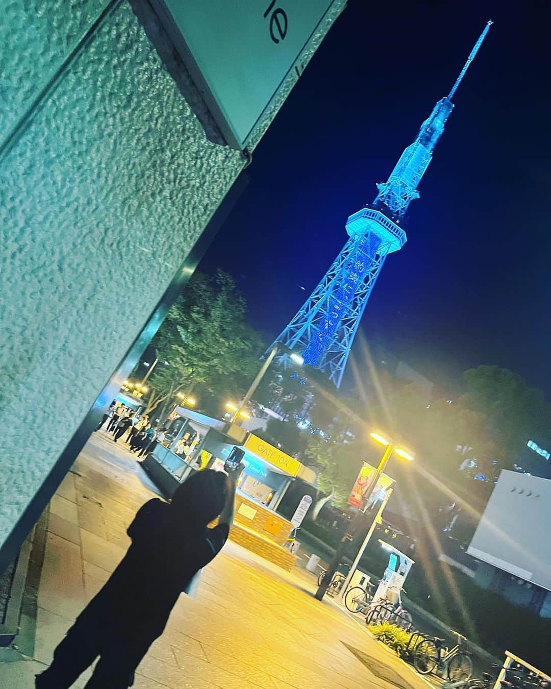 やまだひさしのインスタグラム：「名古屋トークショー終了！ お越しいただいた皆様、心より感謝申し上げます。 鬼龍院翔さんのおかげで、 毎月たくさんのファンの方に出会い、お喋りを聴いてもらえる幸せ。 オッサンラジオDJ、今やこのためだけに帰国、いや来日してるので、ご興味あれば是非引き続き遊びに来てくださいませ。本日の御礼に夕食後の写真をお裾分けw #やまだひさし #ラジオ #DJ #ラジみた #鬼龍院翔 #名古屋タワー  #盗撮」