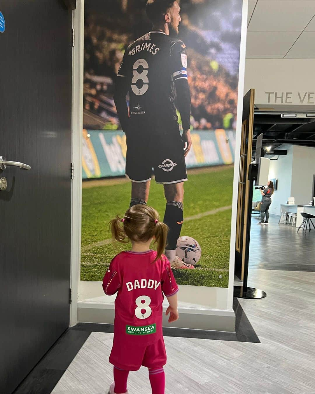 さんのインスタグラム写真 - (Instagram)「Can’t explain how happy I am to sign a new long term deal with @swansofficial Everything I have become has been due to this club, and it’s only right I give it everything I have in return. See you all tomorrow Jack Army ❤️」8月19日 0時45分 - mattgrimes8