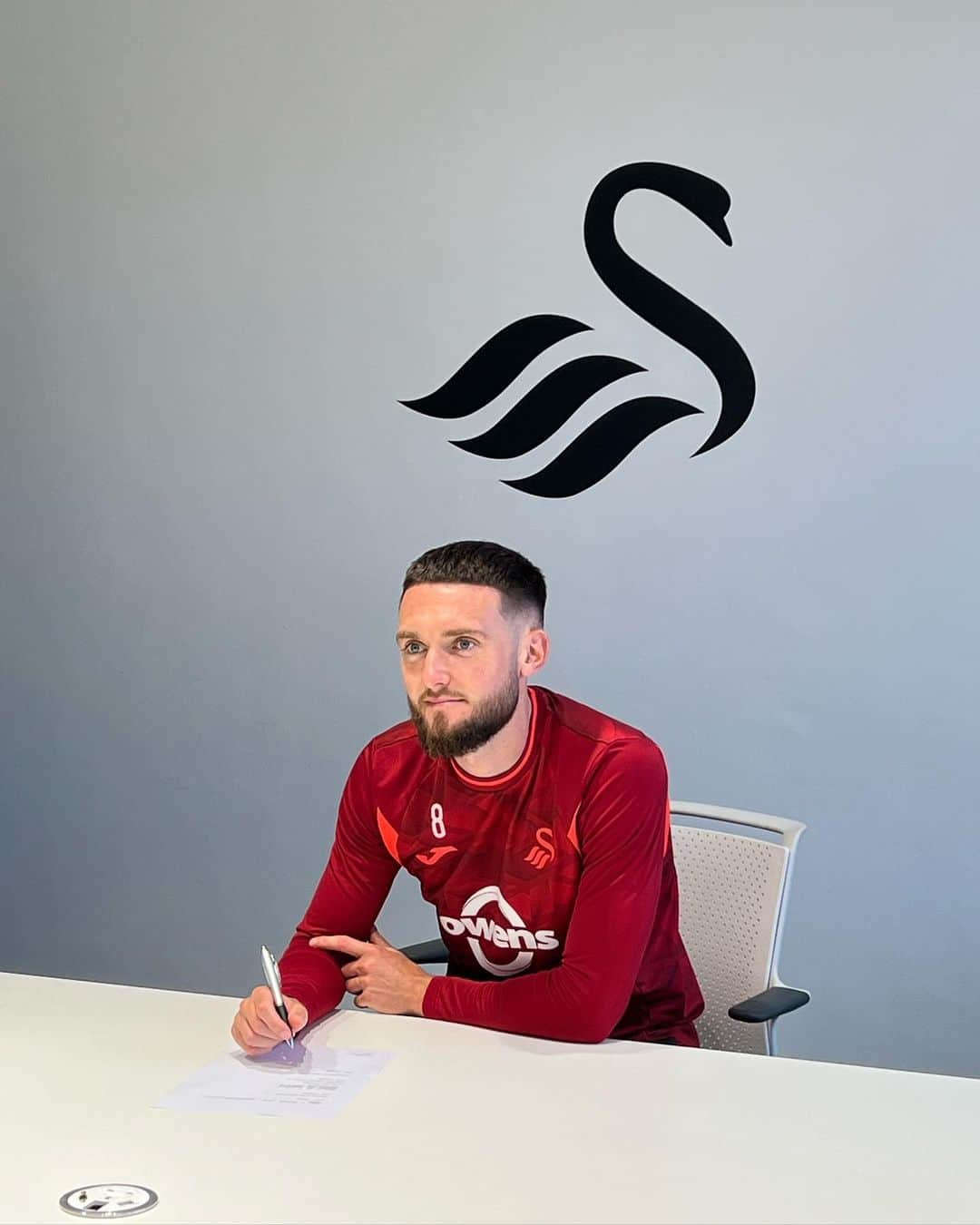 さんのインスタグラム写真 - (Instagram)「Can’t explain how happy I am to sign a new long term deal with @swansofficial Everything I have become has been due to this club, and it’s only right I give it everything I have in return. See you all tomorrow Jack Army ❤️」8月19日 0時45分 - mattgrimes8