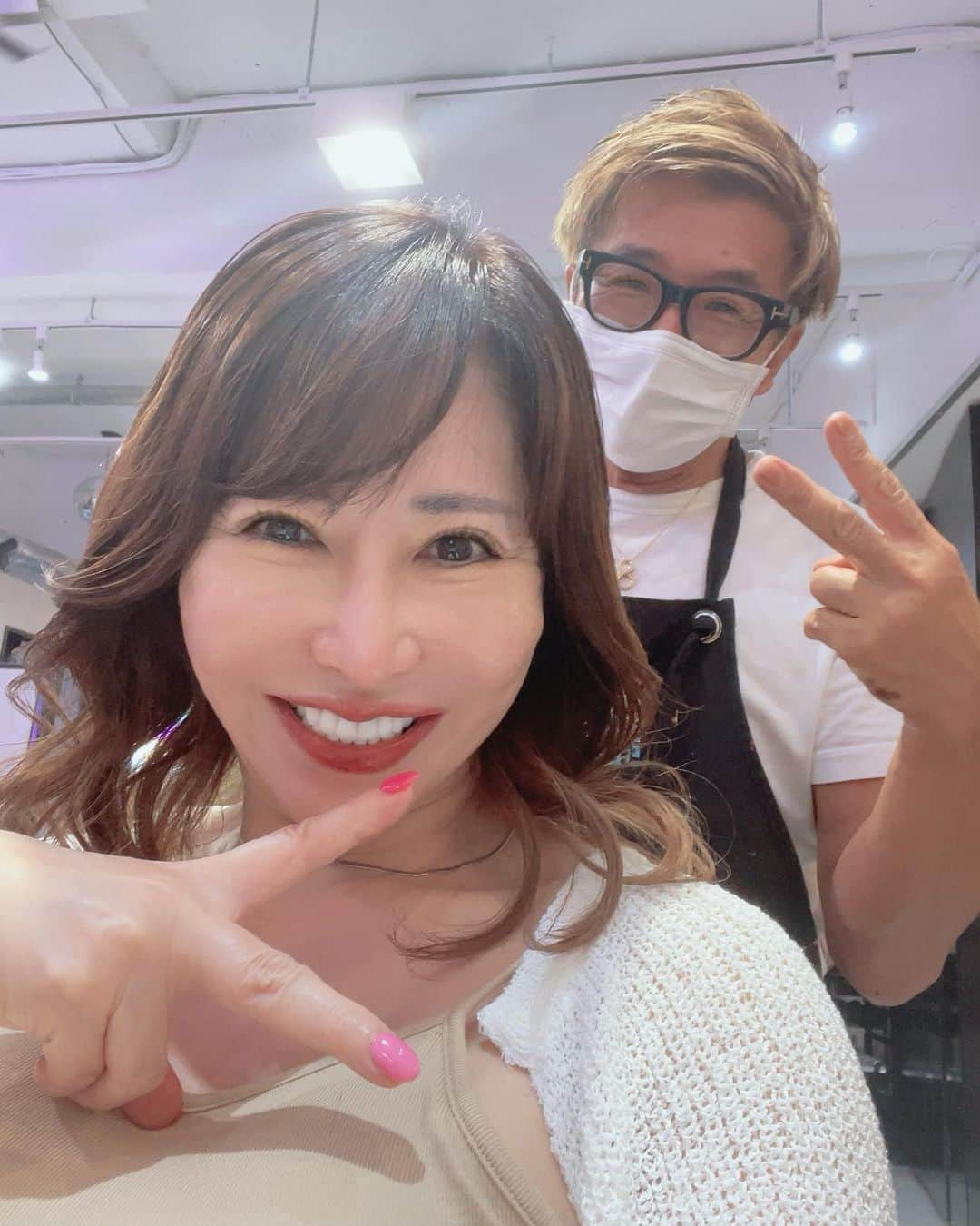 沢田麗奈のインスタグラム：「ー お盆休みに 店長に髪メンテしていただいた💇‍♀️  店長ったら、 小さく写り込む技ね♡ 私の顔パンパン だけど笑  私、高校生から ひろみゴー好き♡ あちちあち…  ー #美容室 #ヘアメンテ #ヘアカラー #ボブもしたい @koyanagi0123  @haircarry」