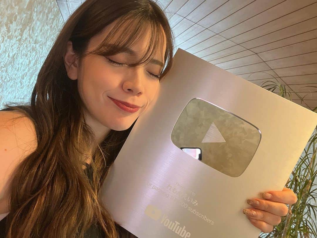 れもんえいみのインスタグラム：「. 銀の盾思ってた3倍でかかった…  いまだにYouTubeの使い方 チャンネル登録の仕方すら わかってないけども、 私はこのままいきます。  各SNSをご覧いただいている皆さま いつも本当にありがとうございます🫶」
