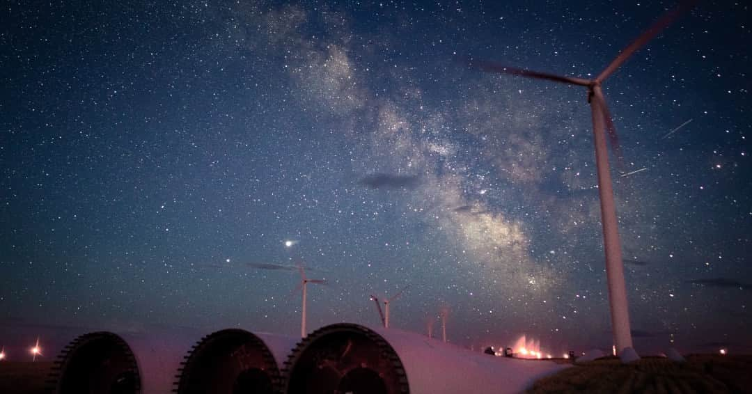 GeneralElectricのインスタグラム：「We can’t tell what’s prettier, the sky or the wind turbine! 🤓(It’s the turbine.) #HowWeGEek #FutureofEnergy #OnshoreWind」