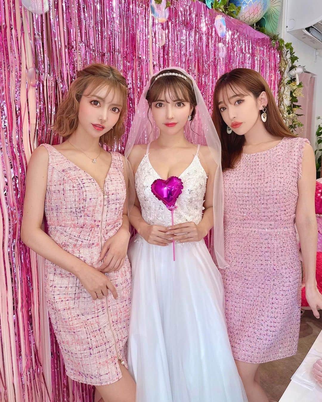 吉川ちえのインスタグラム：「【🌷💗🌷💗🌷💗】 . ちかさんの結婚祝い㊗️をかなちゃん としました🐰💕結婚祝いはちかさんには サプライズで計画していて （ @dress_sugar ）さんのロングドレス💒👰💍を 似合いそうなのセレクトして ちかさんに着てもらいました😍💓 めっちゃ似合ってた✌️✨しかもよろこんでたから良かった♥️ . ちえとかなちゃんはツイードピンクドレスでお揃い風💕🥹 . #Sugar #キャバクラドレス  #ウェディングドレス #サプライズ」