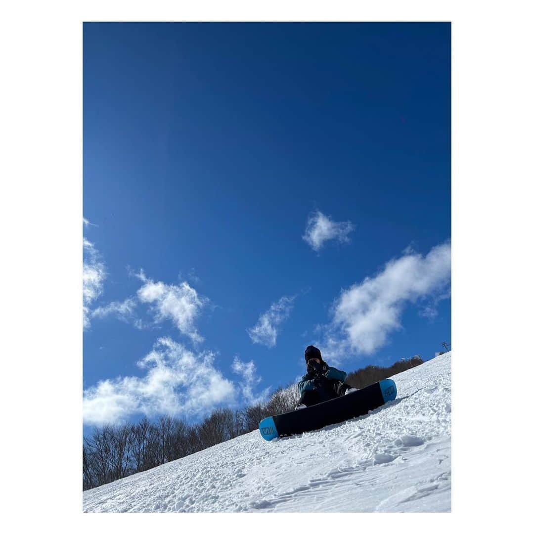 滝口成美のインスタグラム：「・ ・ そういえば今年の2月に 初めてスノボに行った🏂 6〜7歳ぐらい離れてる年下の 友達たちと！ 下手くそな私に親身になって 教えてくれてありがとう🥹 凄い転け方しまくってて 多分ドン引き〜☝🏻されてたよ笑 誘ってくれて私と仲良くしてくれて 嬉しい限りですわ🙏🏼  3枚目は疲れ果てて滑ってくる みんなを暖かい部屋で1人待ってる私  あと曲は当日脳内に ずっと流れてた 広瀬香美でゲレンデがとけるほど恋したいですどうぞ🤲🏻  #スノボ#初めて#みんな優しい #ありがとう#記録 #夏と真逆の投稿#冬#GALA湯沢」