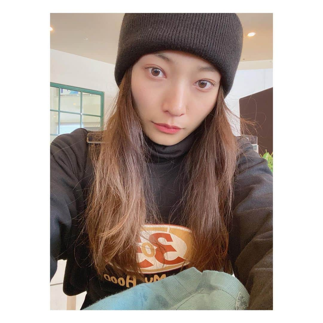 滝口成美さんのインスタグラム写真 - (滝口成美Instagram)「・ ・ そういえば今年の2月に 初めてスノボに行った🏂 6〜7歳ぐらい離れてる年下の 友達たちと！ 下手くそな私に親身になって 教えてくれてありがとう🥹 凄い転け方しまくってて 多分ドン引き〜☝🏻されてたよ笑 誘ってくれて私と仲良くしてくれて 嬉しい限りですわ🙏🏼  3枚目は疲れ果てて滑ってくる みんなを暖かい部屋で1人待ってる私  あと曲は当日脳内に ずっと流れてた 広瀬香美でゲレンデがとけるほど恋したいですどうぞ🤲🏻  #スノボ#初めて#みんな優しい #ありがとう#記録 #夏と真逆の投稿#冬#GALA湯沢」8月19日 0時56分 - naruxx93