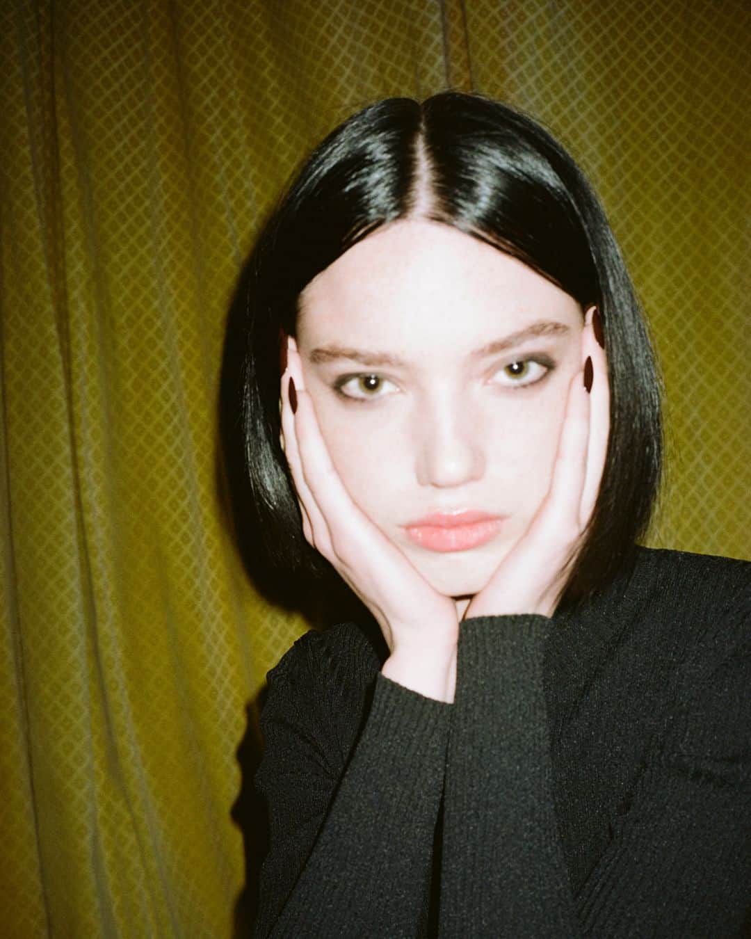 シスレーのインスタグラム：「Close-up🖤   #Sisley #FW23」