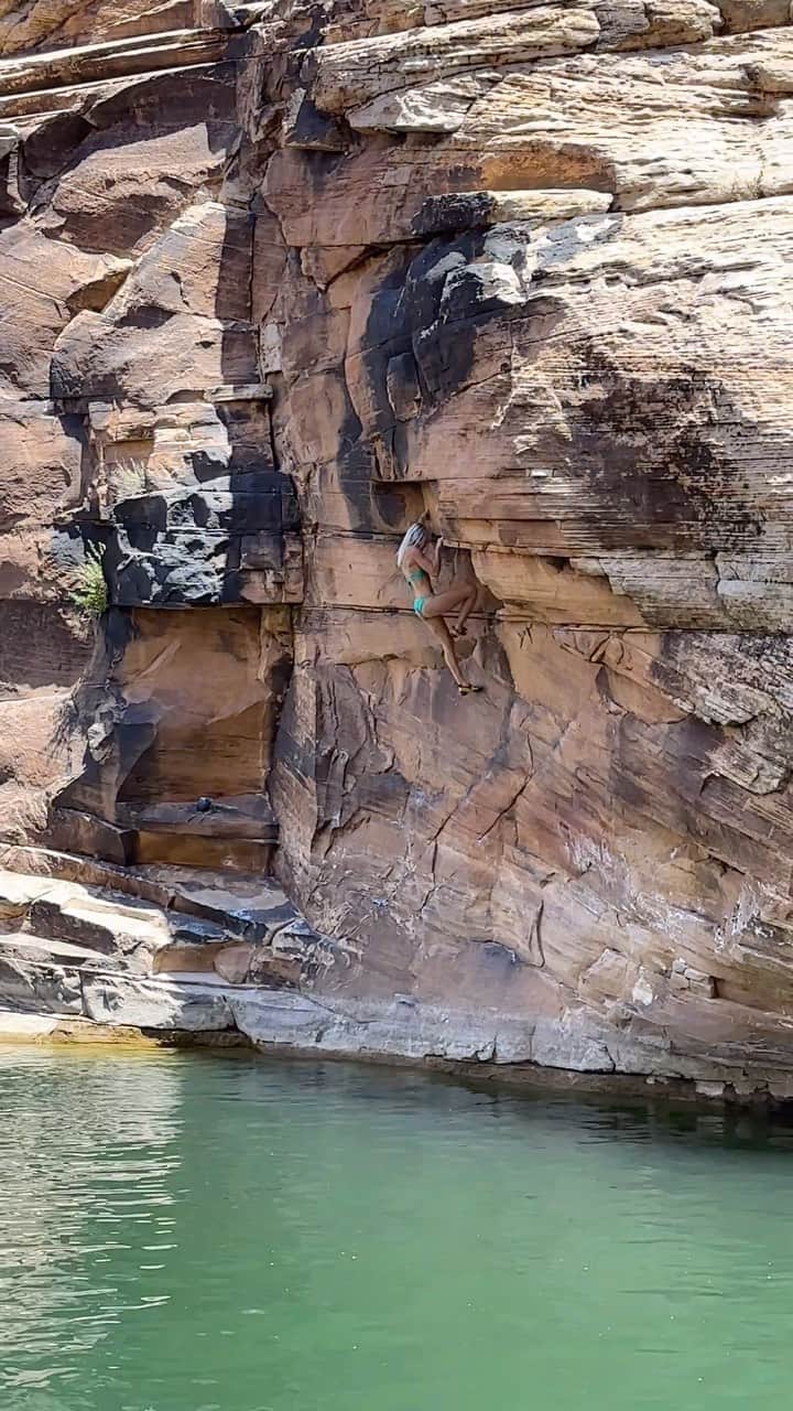 シエラ・ブレア・コイルのインスタグラム：「Easy Street, V2 Clear Creek, AZ  Super fun climb from a few weeks ago at Clear Creek! Missing be on the water right now 🚤 🌞 🧗🏼‍♀️   🎥 : @b_enix_」