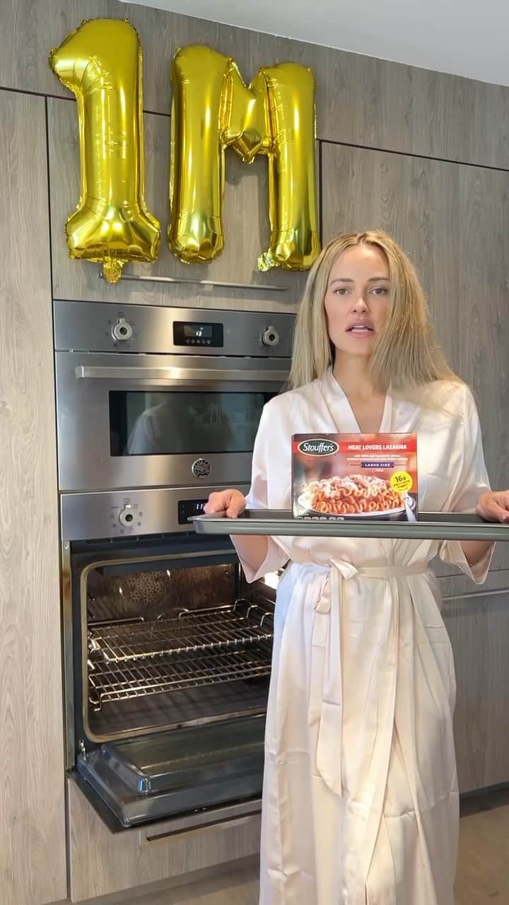 Peta Murgatroydのインスタグラム：「Wow! Unreal 🎉 Thank you to each and every one of you! Your girl hit 1M …. Special thanks to @stouffers of course…if you know you know 🤣🙈 …what a shit show! Haha!  Your constant support and encouragement over the years has meant the world to me. You’ve all been apart of my beginning on @dancingwiththestars my single girl days 🤪, my breakups 💔, my marriage 👩🏼‍❤️‍👨🏻 and then the biggest of all…starting our family. I love sharing my life with you all ❤️  My page reflects the love I have for my family, my career and ultimately the funny side of life…Have a laugh, my reels are rarely serious 🙏🏻  Thank you from the bottom of my heart for following my journey xo」