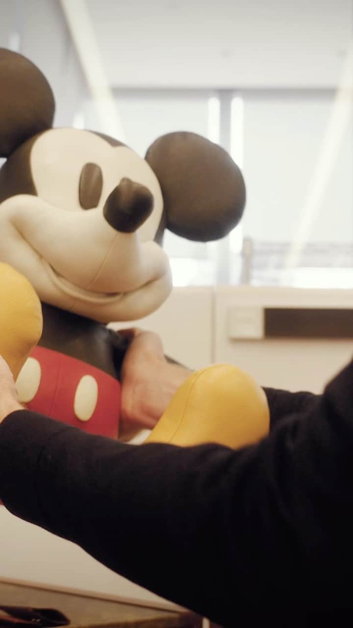 のインスタグラム：「Stuart Vevers, the Creative Director of Coach since 2013, has spearheaded a transformation of the American fashion house, revitalizing its connection to a new generation. With accolades like ‘Hall of Fame Design Excellence Award’ from the Accessories Council in 2021, Vevers shares his creative impact with leading major fashion houses, and now to help support @makeawishamerica.  Sharing craftsmanship and nostalgic treasures for #DisneyCreate100, the designer donates a Mickey & Friends collector’s edition plush set and a unique chance to tour the Hudson Yards along with participating in a Handbag Workshop. #disneystyle」
