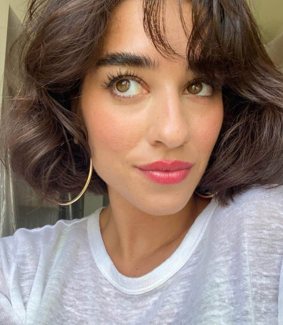 Vogue Beautyさんのインスタグラム写真 - (Vogue BeautyInstagram)「Yes, French girl style is always a perennial favorite—but this year, it’s an Italian trend that is taking over TikTok and Instagram. Enter the casually glamorous Italian bob, which could be seen in the latest season of #TheWhiteLotus worn by actress @simonatabasco. The look has now been adopted by some major style stars, too—and it’s increasingly clear that this will be the hairstyle trend of fall 2023.  Tap the link in our bio for everything you need to know about the cut before your next fall hair transformation.」8月19日 2時05分 - voguebeauty