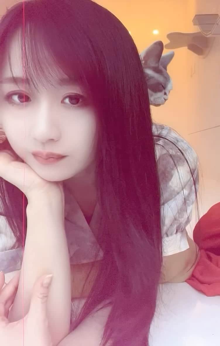 久保亜沙香のインスタグラム：「配信テストしたけど全然だめでしたわ🥲  音無しさんでした。 背中に猫乗っけて動けないまま変な体勢で話したかったのに。  https://apps.apple.com/us/app/musicchamp/id1511895708   https://play.google.com/store/apps/details?id=com.music.champ」