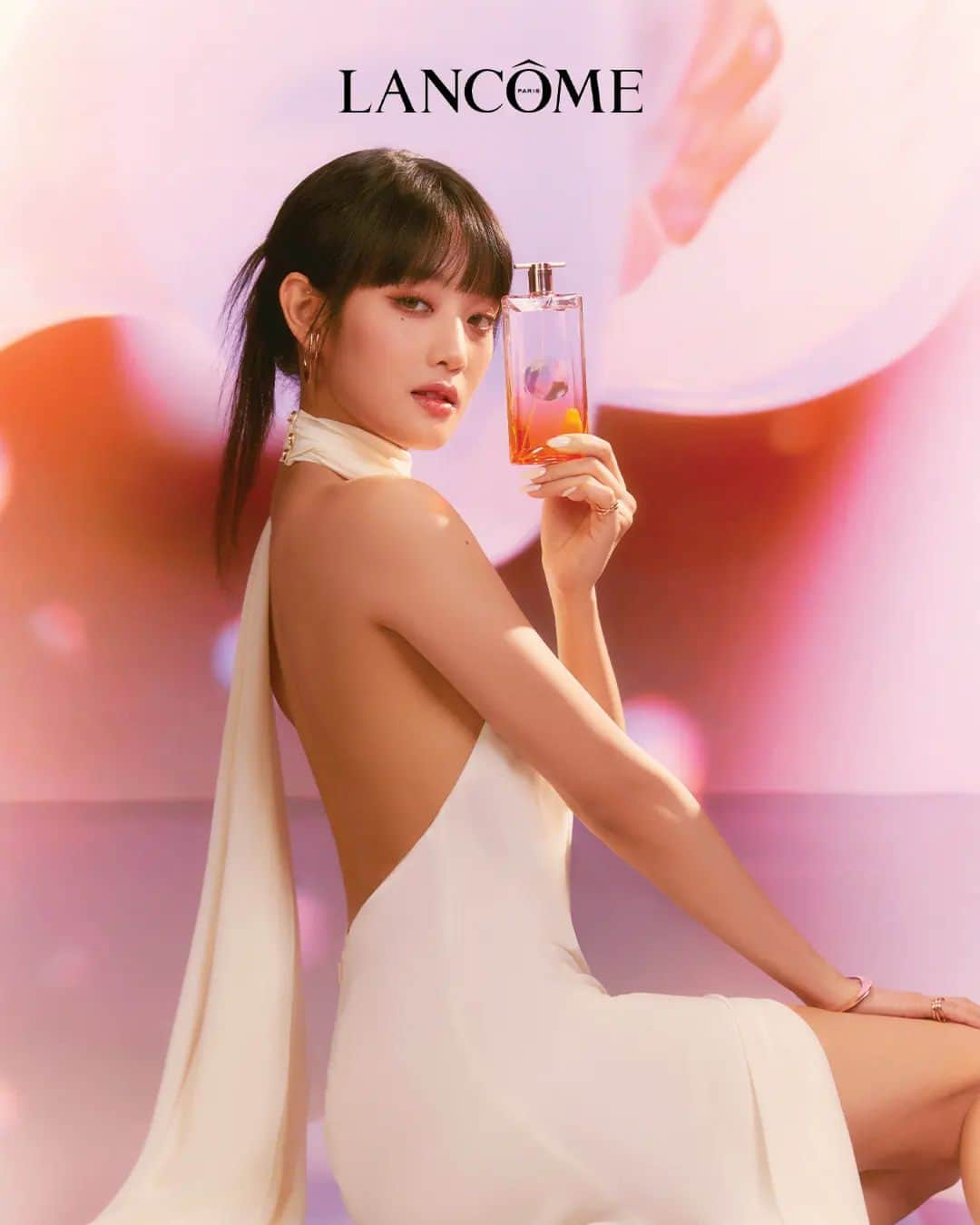 CeCi Thailandのインスタグラム：「LET’S MEET OUR LANCÔME FRAGRANCE MUSE! ✨ ขอต้อนรับ “มินนี่ ณิชา ยนตรรักษ์” ในฐานะ Fragrance Muse คนใหม่ล่าสุดของลังโคมประเทศไทย  ศิลปินสาวมากความสามารถที่มาพร้อมกับ IDÔLE NOW EDP FLORALE น้ำหอมใหม่ล่าสุดของลังโคม เตรียมพบกับเสน่ห์อันเหลือล้นของมินนี่ที่จะมาปลุกพลังและสร้างความมั่นใจให้กับทุกคน ร่วมเป็นกำลังใจและติดตามมินนี่ในฐานะมิวส์คนใหม่ได้ที่ Facebook และ Twitter Lancôme Thailand  IDÔLE NOW EDP FLORALE ผสานกลิ่นหอมจากส่วนผสมธรรมชาติที่แต่งแต้มให้ยิ่งโดดเด่นด้วยพลังแห่งวิทยาศาสตร์จากกุหลาบ กลิ่นหอมบริสุทธิ์ เอกลักษณ์จากลังโคม ผสานด้วย กล้วยไม้มาเลเซียที่ให้ความรู้สึกสะอาดและอ่อนเบา เสริมความสง่างามและอบอุ่น พร้อมเผยมิติใหม่ที่เย้ายวนเกินห้ามใจด้วยวานิลลา ให้น่าหลงใหลยิ่งกว่าที่เคย พร้อมให้คุณสัมผัสความหอมแล้ววันนี้ที่ เคาน์เตอร์ลังโคมทุกสาขา และช่องทางออนไลน์ที่ LINE @Lancomethailand , E-Boutique และ Lazada  #LancomeThailand #LANCOMExMINNIE #LancomeIDOLE #IDOLESRIDENOW #IDOLEBYLANCOME」