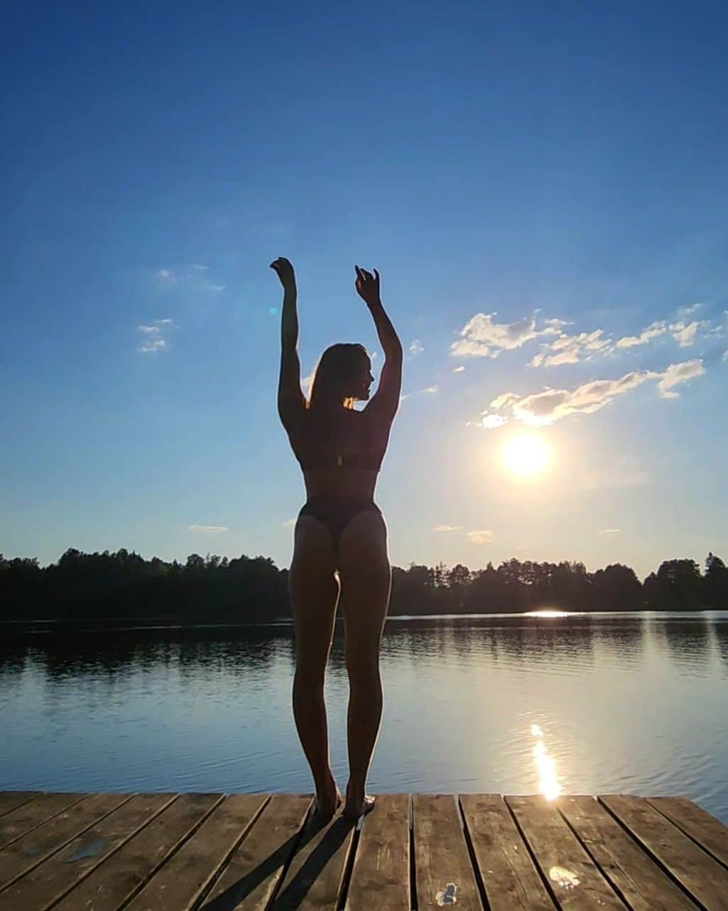 ゴーダ・ブトクテさんのインスタグラム写真 - (ゴーダ・ブトクテInstagram)「Cruel summer ☀️ 🎶 . . . . #summer #lake #lithuania #sunset」8月19日 1時39分 - godabutkute
