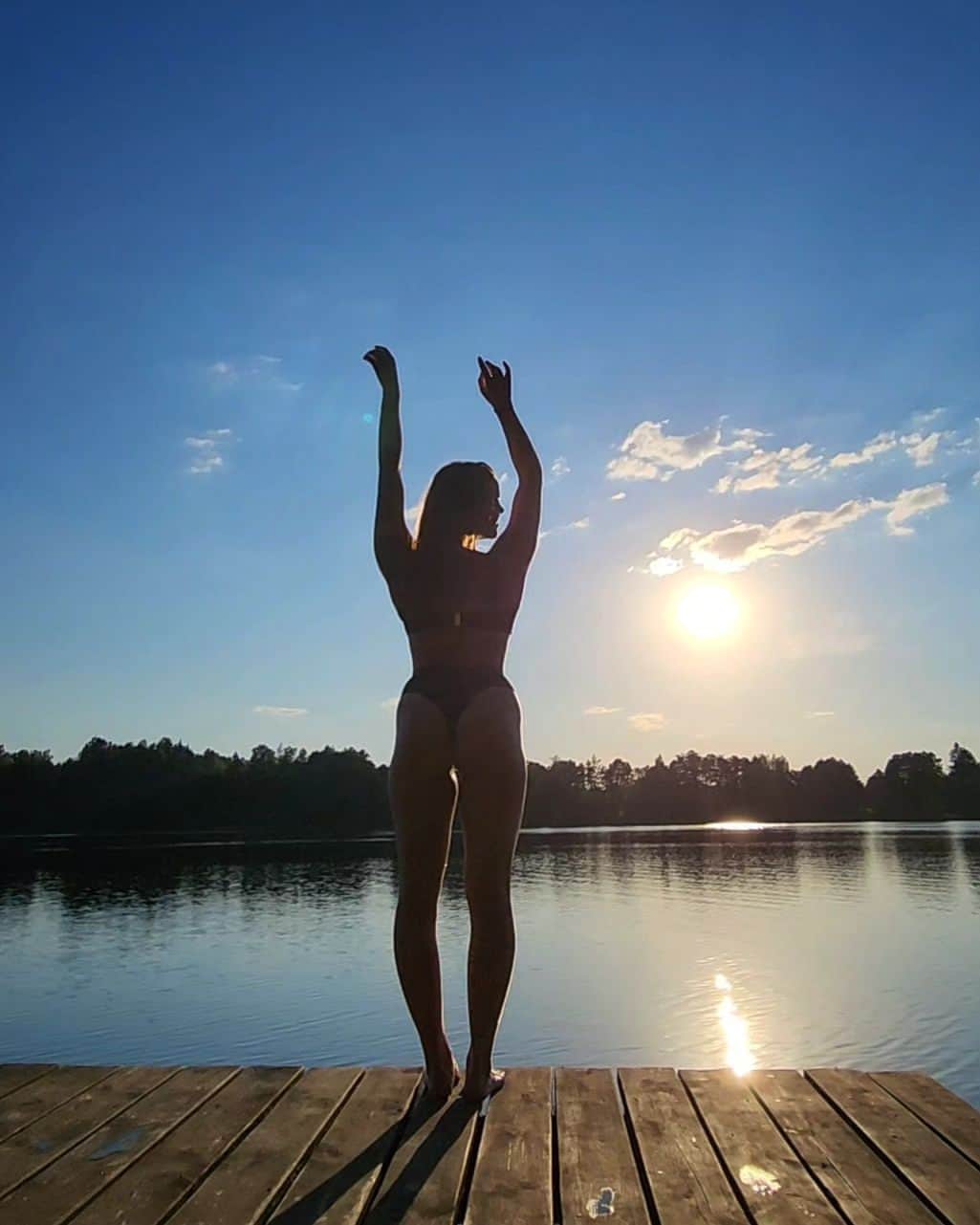 ゴーダ・ブトクテのインスタグラム：「Cruel summer ☀️ 🎶 . . . . #summer #lake #lithuania #sunset」