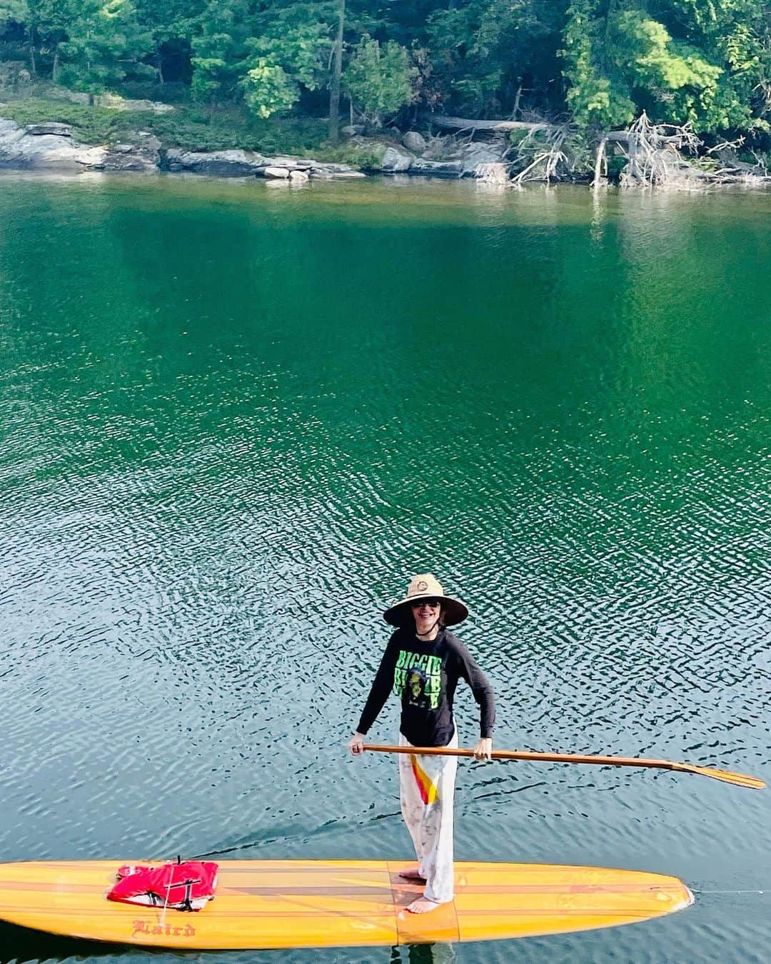 リサ・リナのインスタグラム：「More 🇨🇦🧚🏻‍♂️😎☮️🌲🛶❤️🍄」