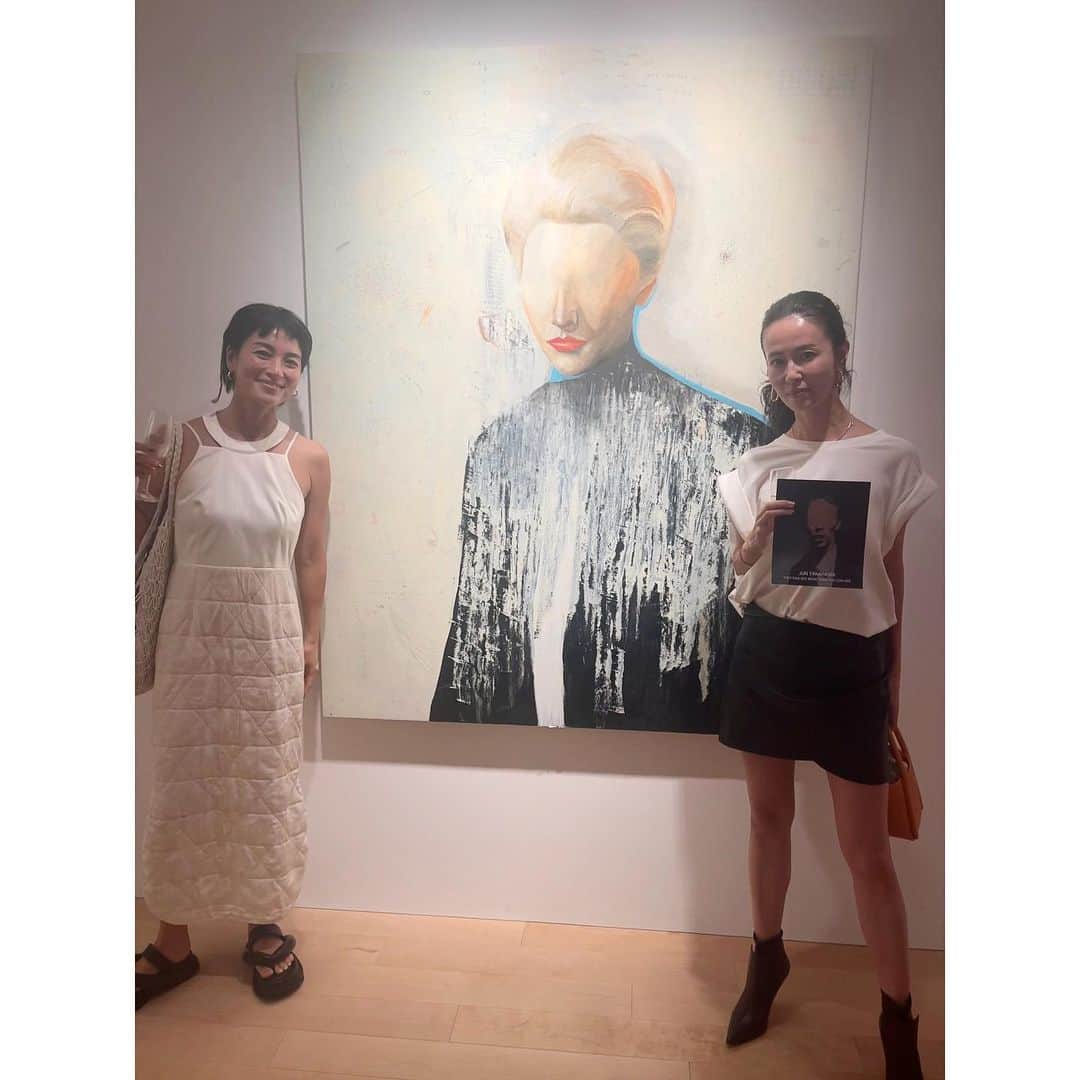 桃生亜希子のインスタグラム：「日本に帰って、今日はjonio君の絵のオープニングパーティーへ。✨ 　素晴らしい作品達　💫✨💥 　 　 　久しぶりのみんなとも会えて、いい時間が過ごせてよかったな🥂✨🌈✨  　ありがとう✨　@joniotakahashi 🙏」