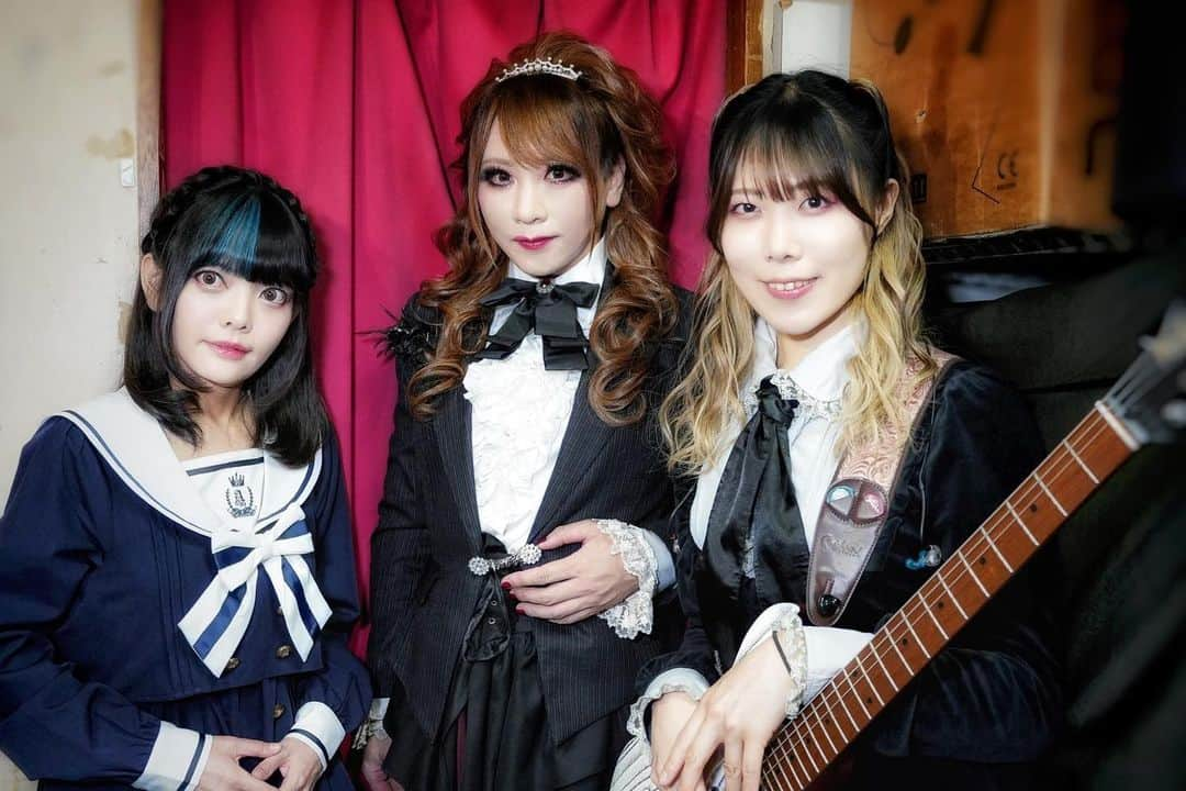 HIZAKIのインスタグラム：「HIZAKI Solo LIVE「Queen of the Night」 ソールドアウトありがとうございました！ after partyでは浴衣で。  今日の意味わからん名言は3姉妹で衣装を揃えたんですけど… 「俺は男だよー！」 でした。何言ってんだが。  #HIZAKI #Jill #Mayto  またやるのでよろしくお願いします。」