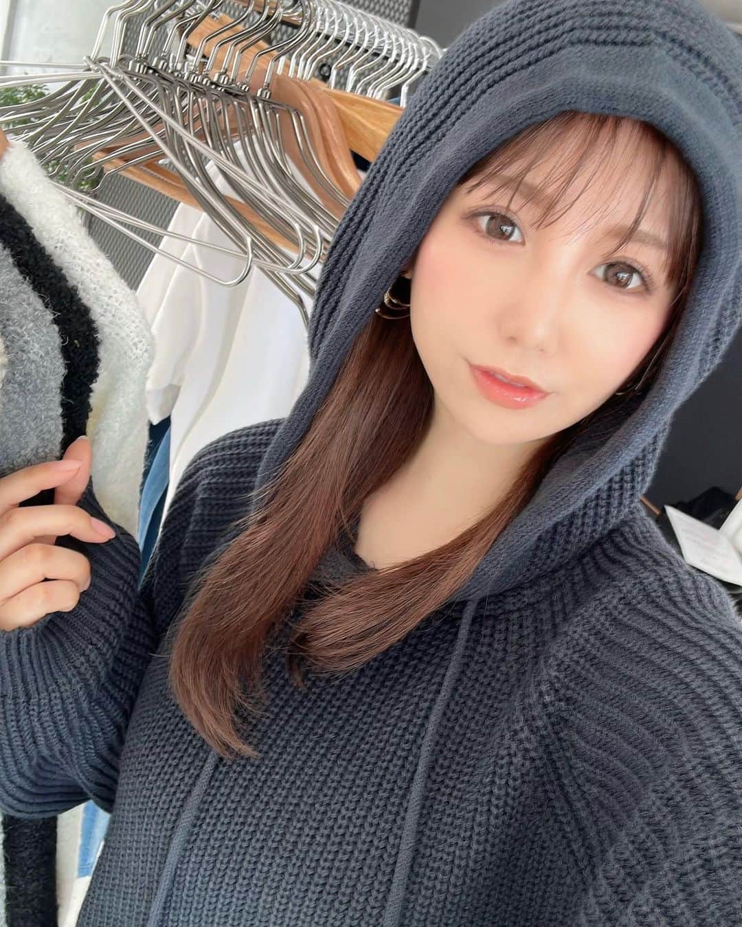 のインスタグラム：「猛暑の中 日々 仕事中は 秋冬春です🍂🧶📚✍🏻ニットのパーカー最高にすき♡  #アパレル #モコアズ  #mocoas #fashion #ootd」