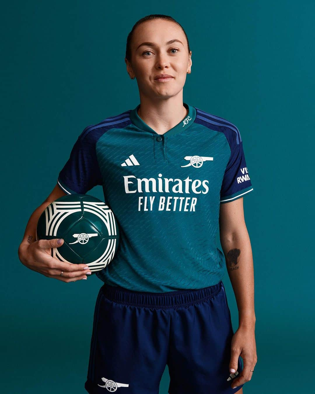 adidas UKさんのインスタグラム写真 - (adidas UKInstagram)「The cannon. That collar. COYG. 💪  Introducing the new @Arsenal and @ArsenalWFC 23/24 third kit, available now online and in store.   #Arsenal #adidasFootball」8月18日 16時56分 - adidaslondon