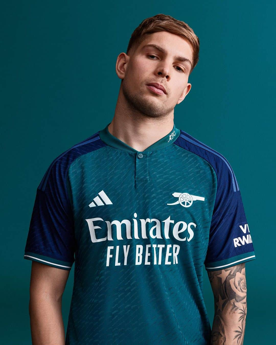 adidas UKさんのインスタグラム写真 - (adidas UKInstagram)「The cannon. That collar. COYG. 💪  Introducing the new @Arsenal and @ArsenalWFC 23/24 third kit, available now online and in store.   #Arsenal #adidasFootball」8月18日 16時56分 - adidaslondon