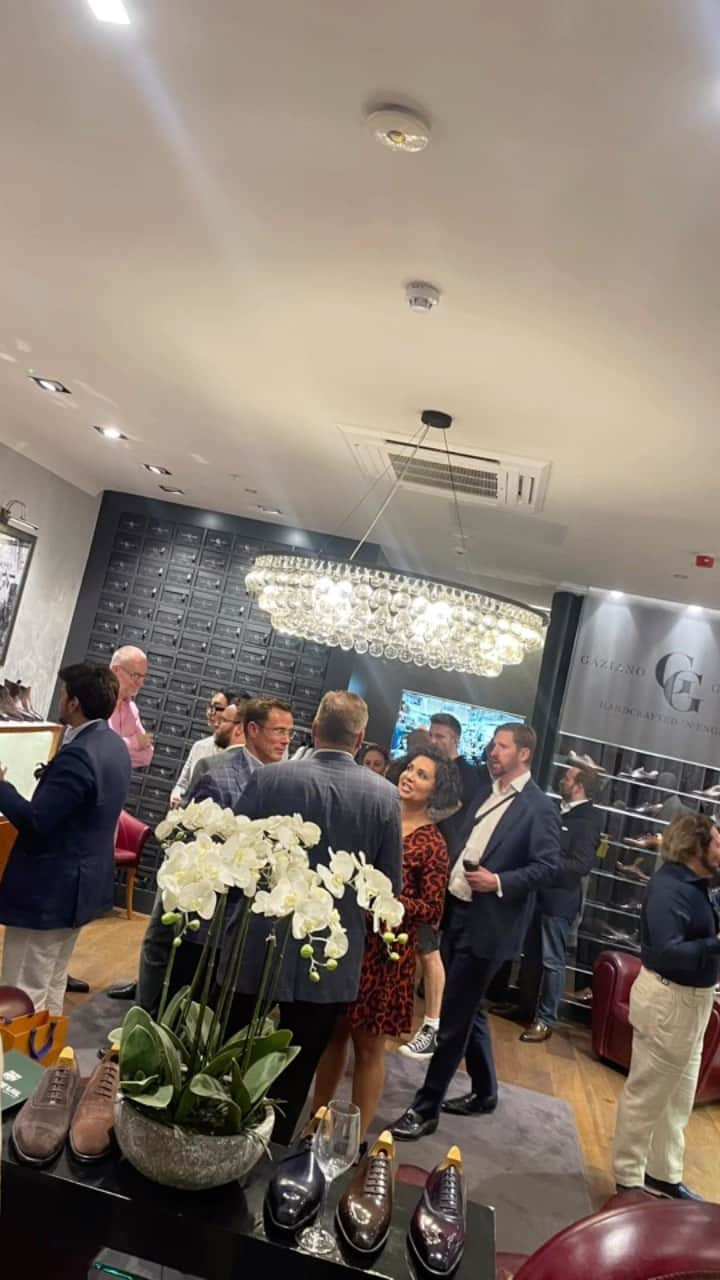 ガジアーノ&ガーリングのインスタグラム：「We had a great evening at our Savile Row store hosting clients and discussing dressing in a post covid world.   @fieldingandnicholson discussing how to wear separates with some great insight into cloths from @alecparkinson_dormeuil and Steve @shoeshineuk doing some fantastic shoe shining ✨ Thanks to;  @terredisanvitouk providing some great wines and @sartoriarestaurant with the delicious canapés!  We also raised a great amount of money for a good cause and charity @clapacommunity   Thanks to everyone that came🍷」