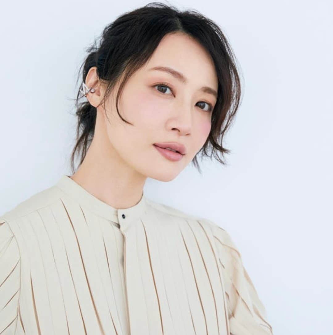 樹神のインスタグラム：「【éclat】9月号  ポイントをおさえたセミマット肌。 2mmオーバーに描く上唇。  こちらのメイクもとても素敵でした♡  @eclat.magazine   撮影　三瓶康友 ヘア&メイク　中野明海 スタイリスト　大谷玲奈 取材・文 小田ユイコ モデル　樹神　@kotamaofficial」