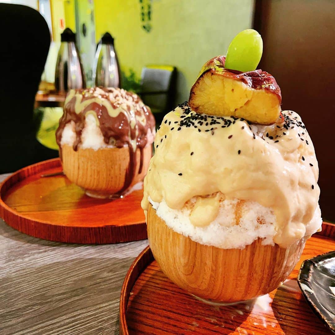 梅津有希子のインスタグラム：「大阪の夏休み。甲子園、吉本新喜劇、かき氷で夏を満喫☀️ 「芋ッ果（もっか）」のとろ芋クリームかき氷。顔くらいあるおっきなかき氷に、紅はるかのお芋クリームがたっぷりとろ〜り。上にどーんと冷やし焼き芋。すごいスイーツだこれは笑。 #かき氷 #芋ッ果 #大阪カフェ」
