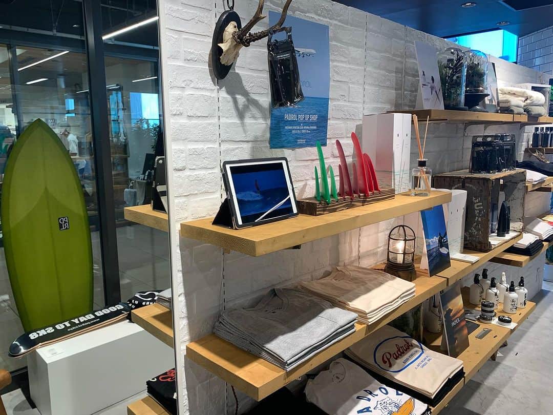 のインスタグラム：「本日よりPADROL POP UP SHOP開催しております。 サーフギア、アパレルなど国内では実際にご覧いただける機会は少ないので是非店頭にてご覧ください。  #padrol #padrolfragrance  #padrolsurfbrands  #freemanssportingclub  #横浜バーバー #横浜床屋 #newoman横浜」