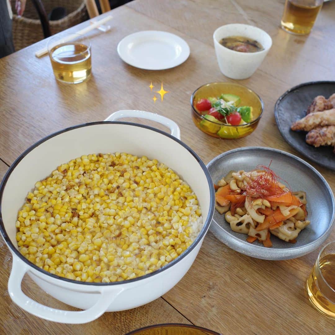 青谷優衣さんのインスタグラム写真 - (青谷優衣Instagram)「北海道の夫の親戚の自宅で採れたとうきび🌽  小ぶりでとっても甘くて、北海道で採れたてを食べたときは美味しすぎて3本ペロリと食べました。😂今年も美味しい〜✨  本日の @valley_cooking でも”焼きとうもろこしの炊き込みご飯”に。 しっかり焼き色を付けてから炊く事で、香ばしいとうもろこしご飯になります。オススメ😌  夏の甲子園、熱い試合が続いていますね！⚾️ 夫の母校、北海高校も最後まで本当にナイスゲームでした！みんな本当にかっこよかった！！👏🏻  熱い感動をありがとうございます😭✨」8月18日 16時59分 - yu__i.aoya
