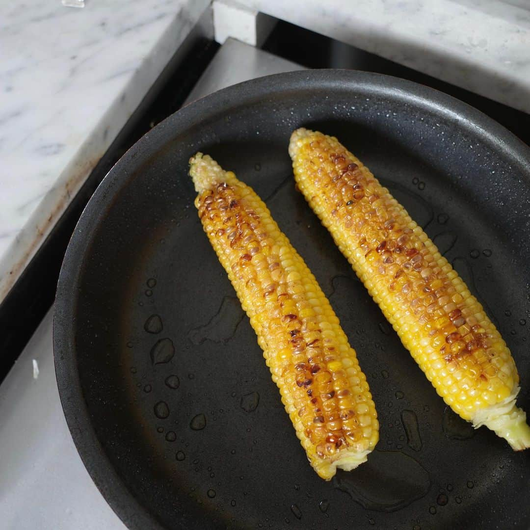 青谷優衣のインスタグラム：「北海道の夫の親戚の自宅で採れたとうきび🌽  小ぶりでとっても甘くて、北海道で採れたてを食べたときは美味しすぎて3本ペロリと食べました。😂今年も美味しい〜✨  本日の @valley_cooking でも”焼きとうもろこしの炊き込みご飯”に。 しっかり焼き色を付けてから炊く事で、香ばしいとうもろこしご飯になります。オススメ😌  夏の甲子園、熱い試合が続いていますね！⚾️ 夫の母校、北海高校も最後まで本当にナイスゲームでした！みんな本当にかっこよかった！！👏🏻  熱い感動をありがとうございます😭✨」