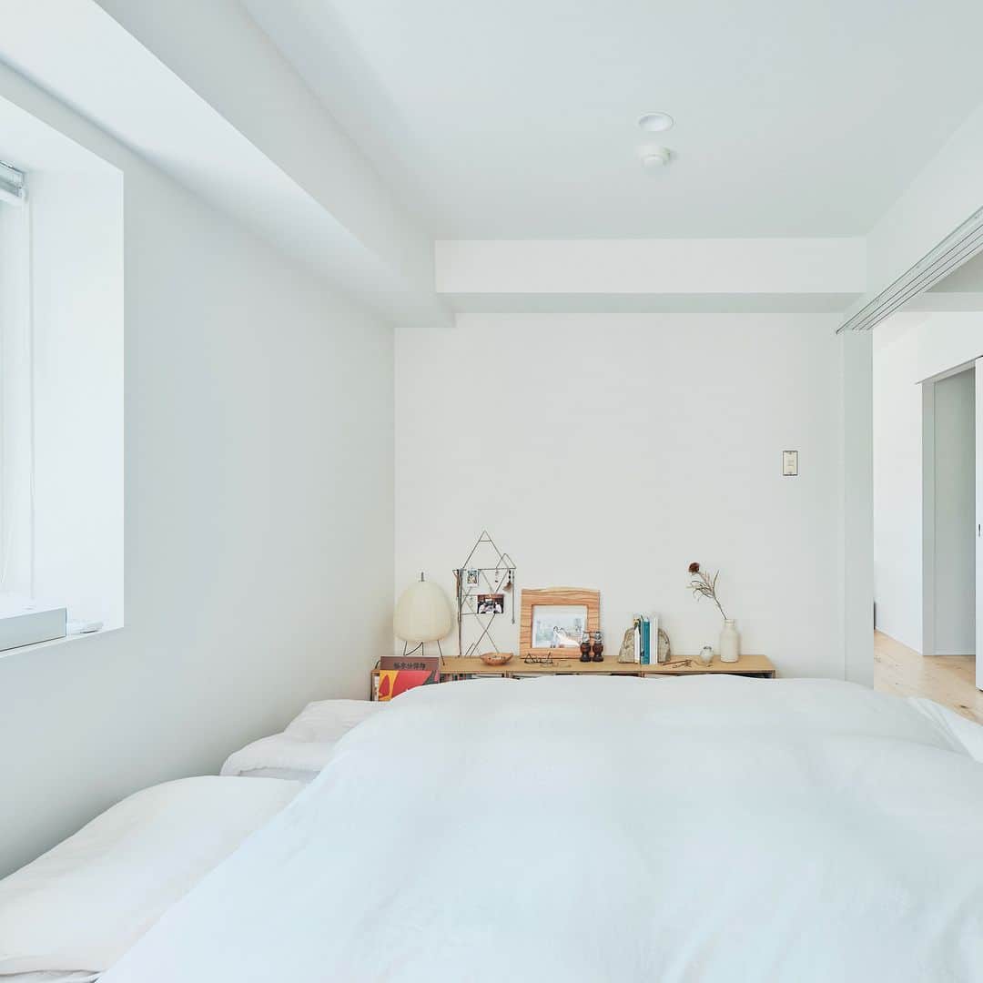 無印良品の家さんのインスタグラム写真 - (無印良品の家Instagram)「【寝室特集】 ※右上のブックマークのアイコンをタップすると保存できます。  無印良品のリノベーション「MUJI INFILL 0」にお住いのオーナーさまの素敵な寝室を紹介します。  1ｰ3枚目 神奈川県川崎市の閑静な住宅街に建つマンションの一角にあるMさんご夫妻の住まい。 日当たりと風通しの良い住まいで、気持ちよく朝を迎えていらっしゃいます。  4ｰ5枚目 東京都豊島区のマンションの一角にあるIさんご夫妻のお宅。 シェルフで空間を区切ることで個室のようになり、心地よい寝室に。  6-7枚目 東京都墨田区のマンションにあるIさんのお宅。 ステンレス製のユニットシェルフでゆるやかに仕切られた開放感のある寝室となっています。  #無印良品の家 #無印良品のリノベーション #mujihouse #無印良品 #muji #リノベーション #中古マンション #中古マンションリノベーション #リノベーションマンション #施工例 #施工事例集 #おうちづくり #家づくり #マイホームメモ #寝室 #寝室収納 #ベッドルーム #ベッドルーム収納 #快眠 #目覚めの良い朝 #寝室照明 #寝室スタイリング」8月18日 17時00分 - mujihouse